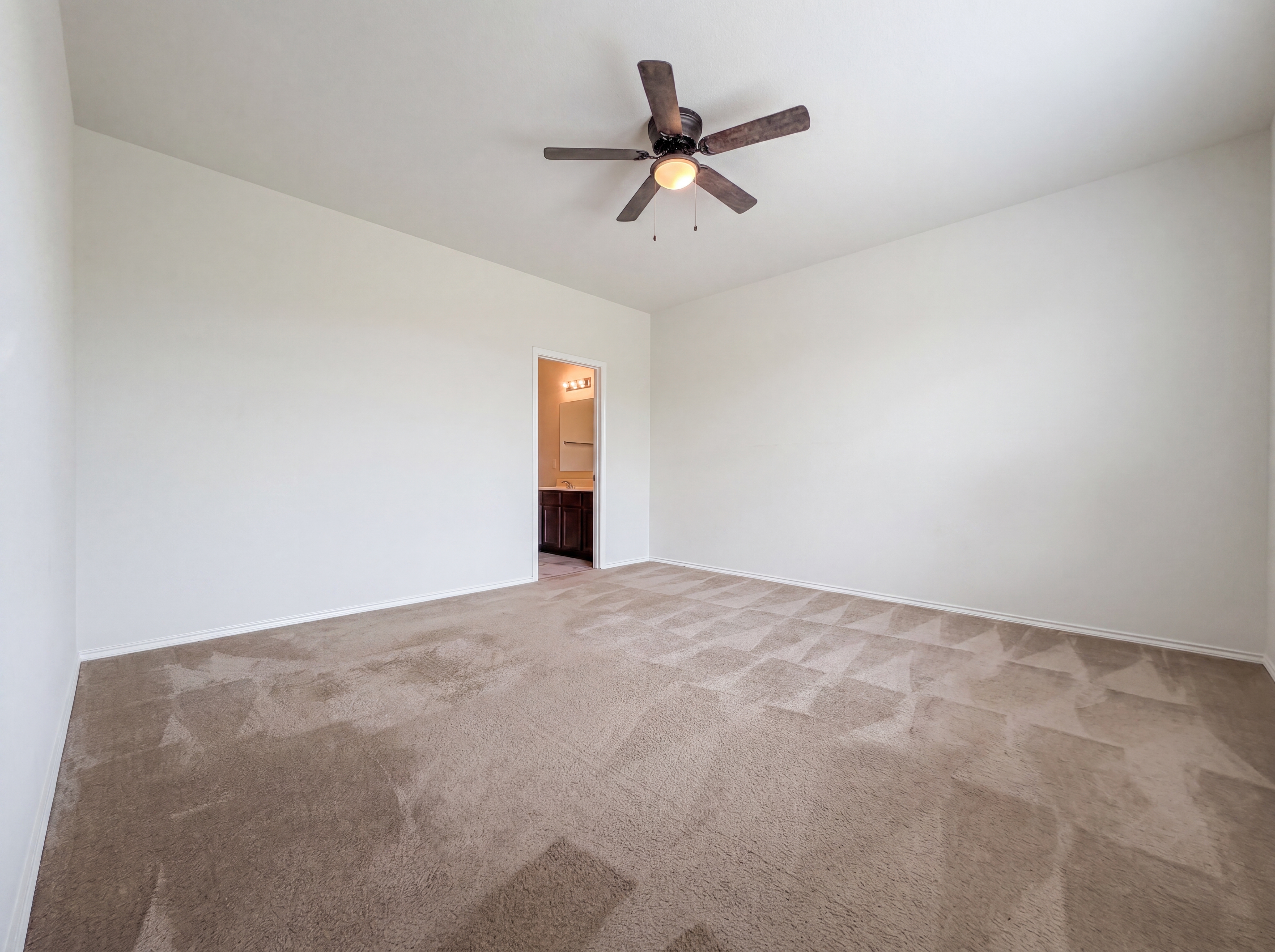 Photo 4 of 18 of 10611 Mary Scheel Ln, Converse, TX