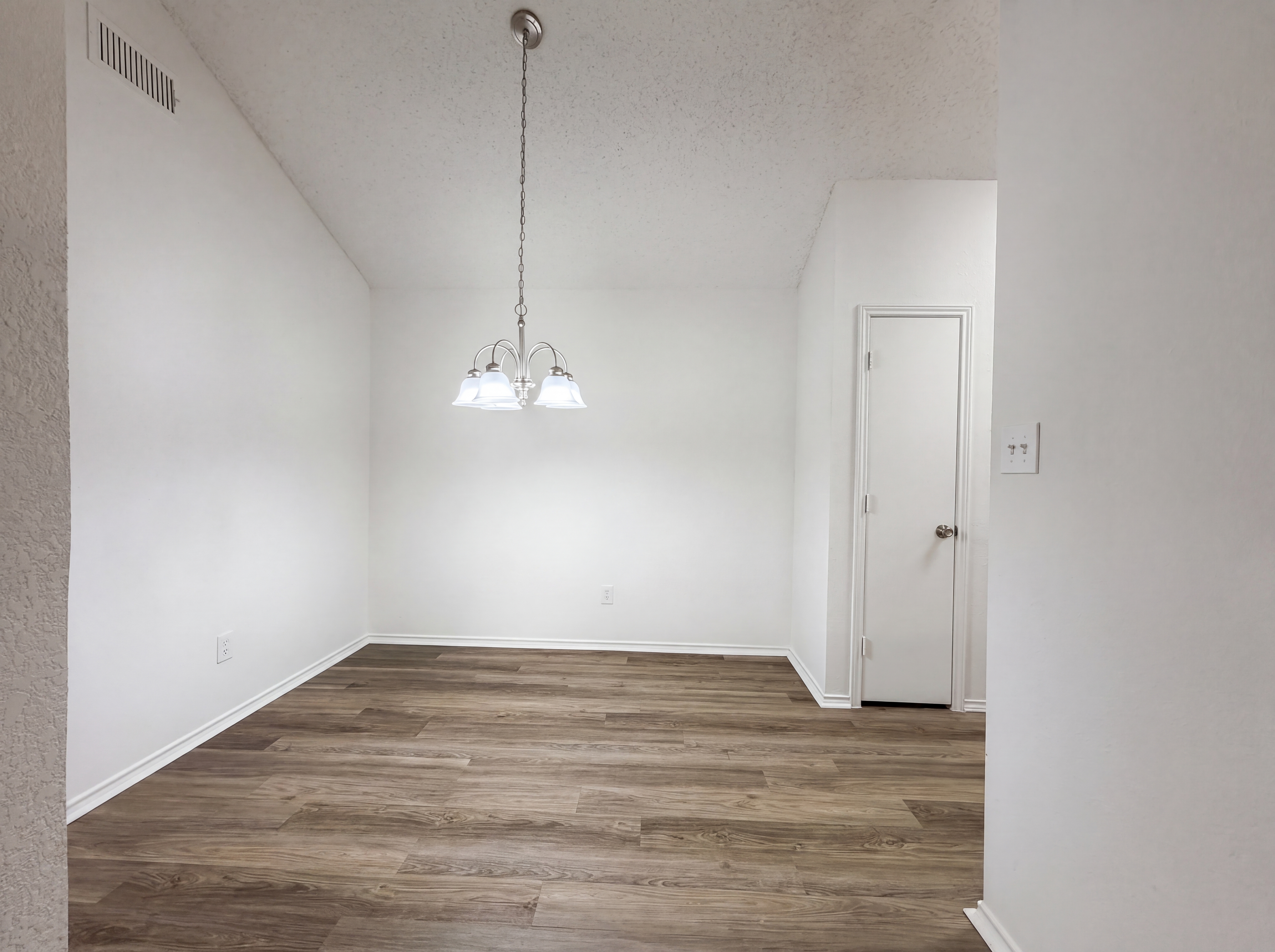 Photo 6 of 19 of 3628 Riverhead Dr, Arlington, TX