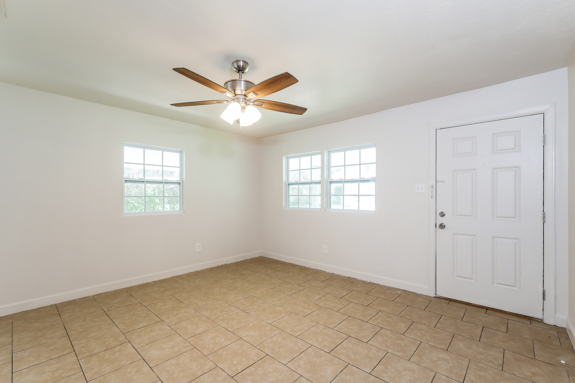Photo 7 of 21 of 704 Thornton Pl, Mobile, AL