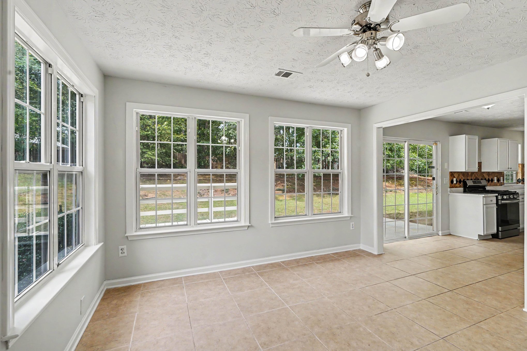 Photo 9 of 20 of 10502 Irongate Ln, Jonesboro, GA