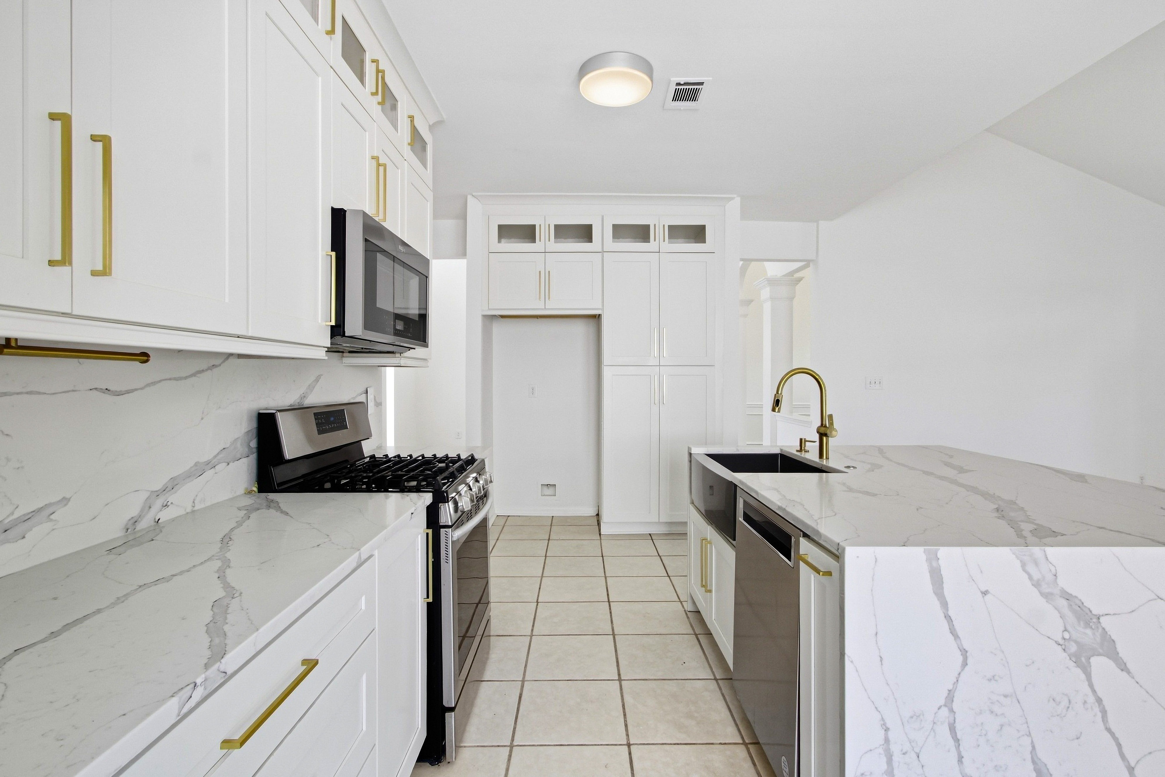 Photo 13 of 30 of 500 Camber Woods Dr, Roswell, GA