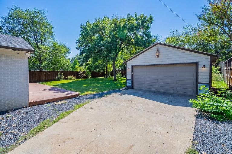 Photo 25 of 29 - 10183 Baronne Cir, Dallas, TX 75218