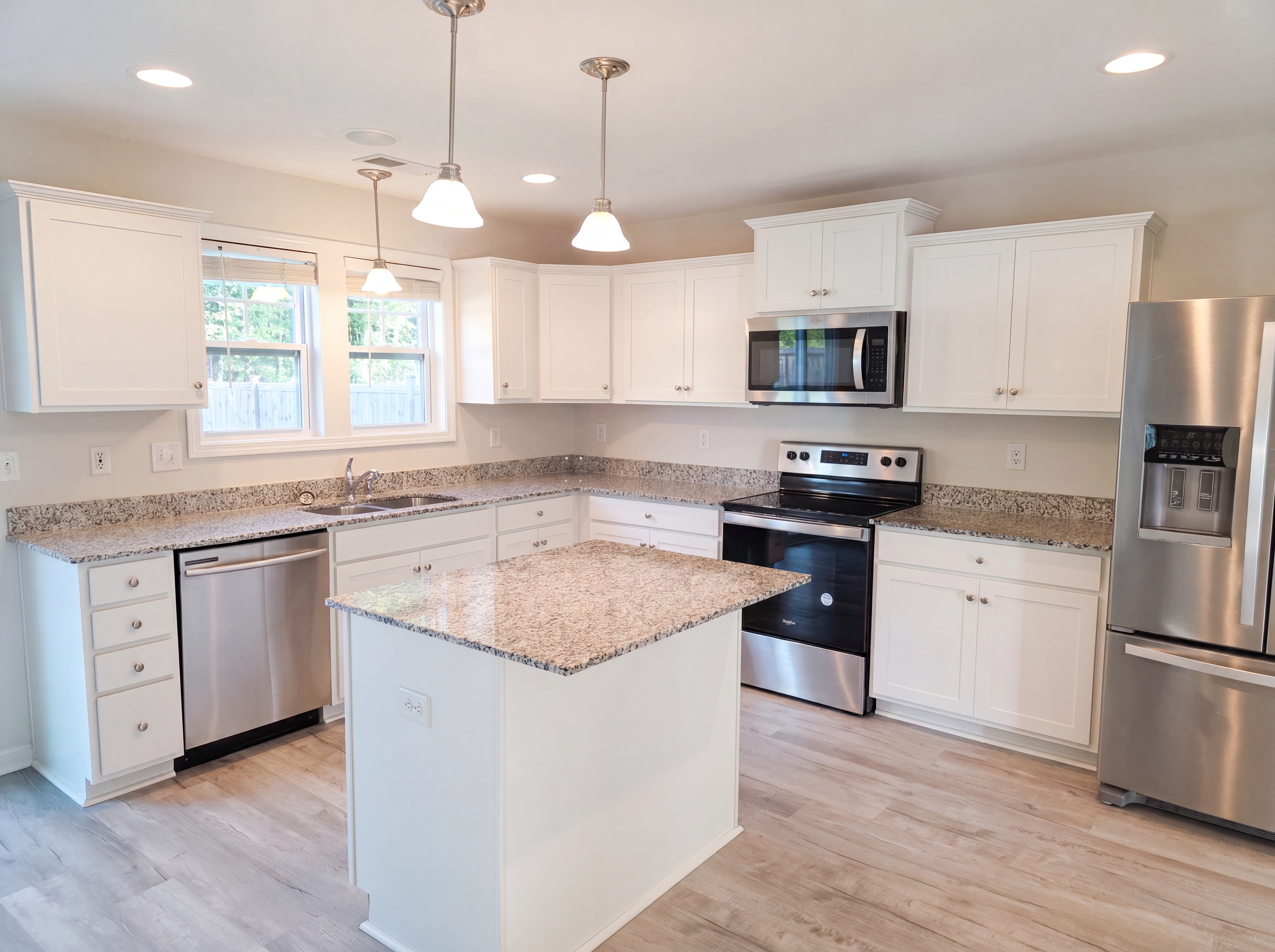 Photo 2 of 22 of 2050 Barnhart Dr, Sumter, SC