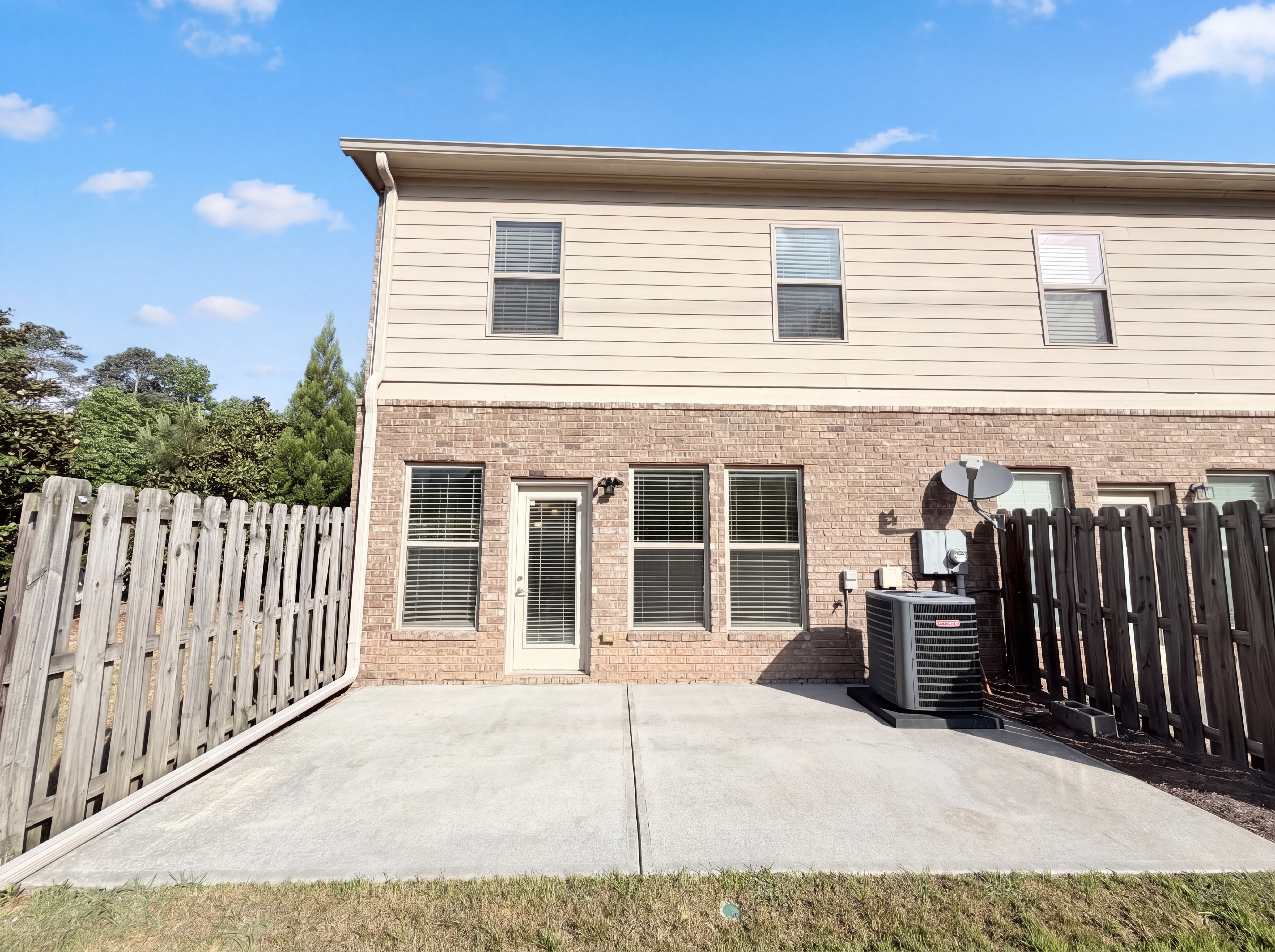 Photo 5 of 24 of 10555 Naramore Ln, Alpharetta, GA