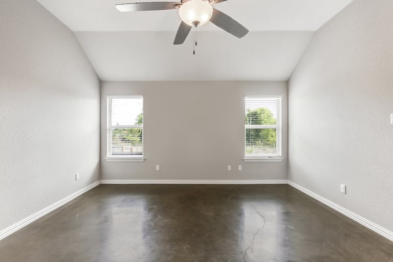 Photo 14 of 25 - 5655 Gebron Ct, Fort Worth, TX 76126