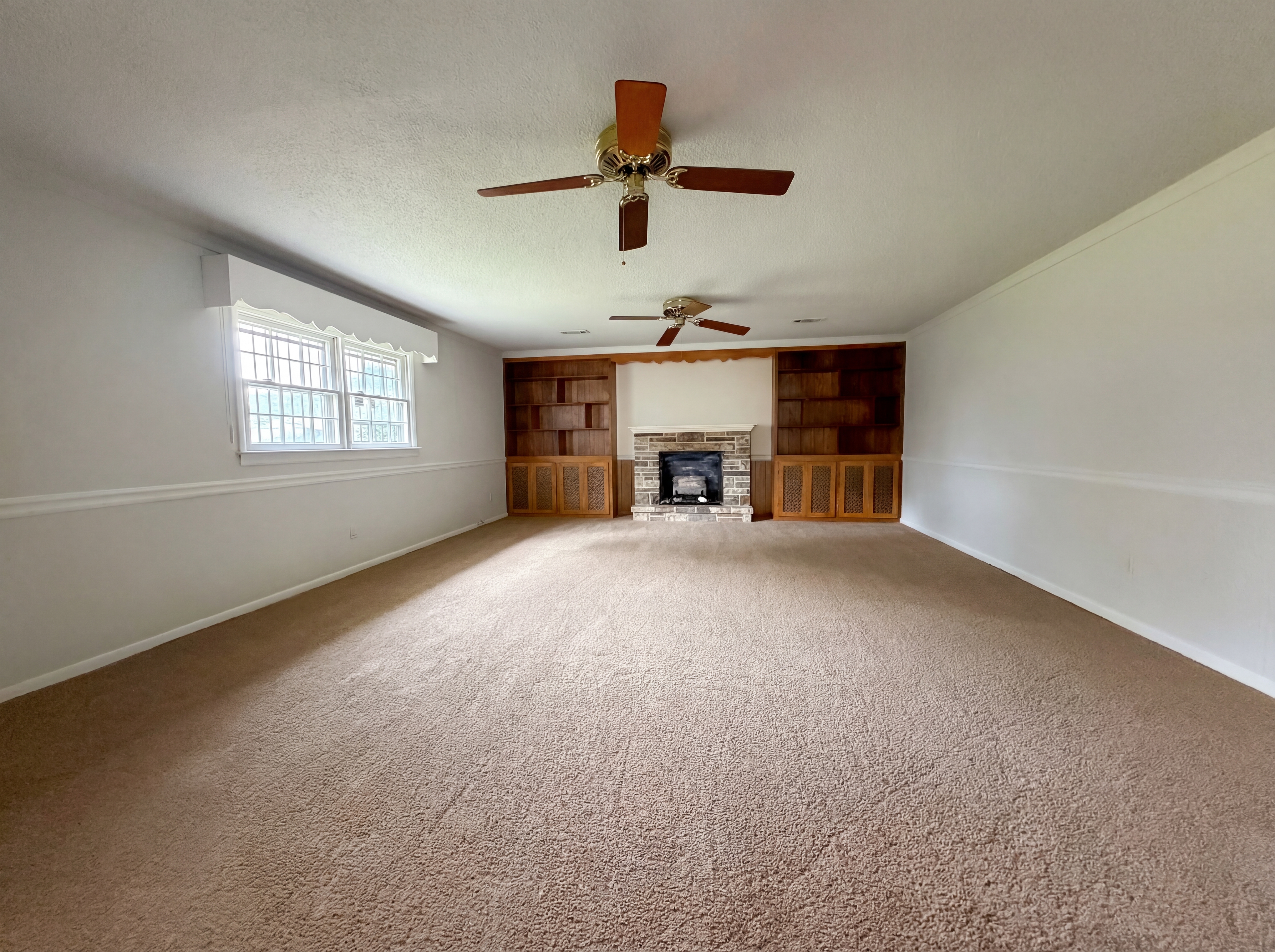 Photo 3 of 28 of 214 Cornell Dr, Warner Robins, GA