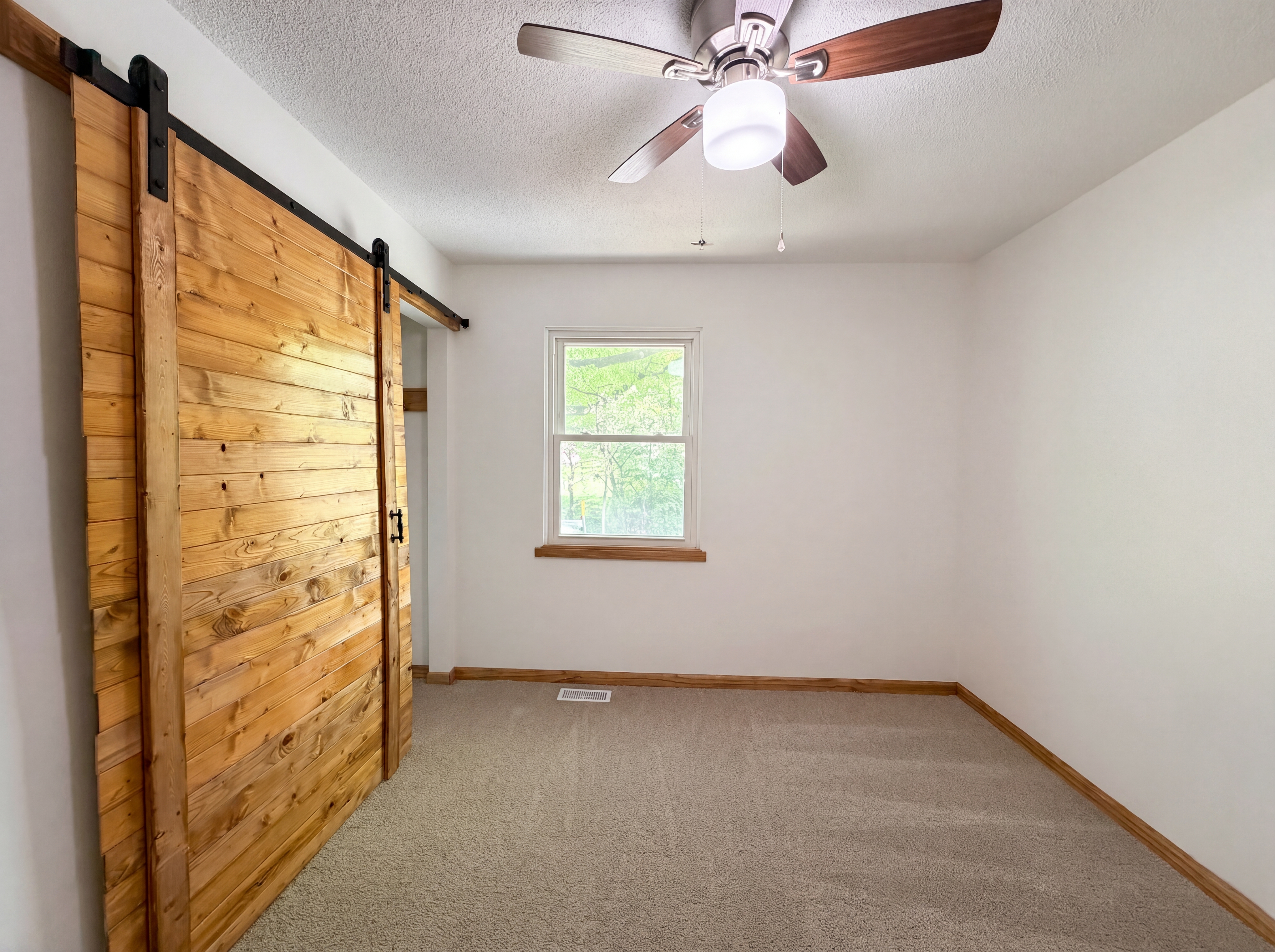 Photo 4 of 19 of 2808 NE 39th St, Kansas City, MO