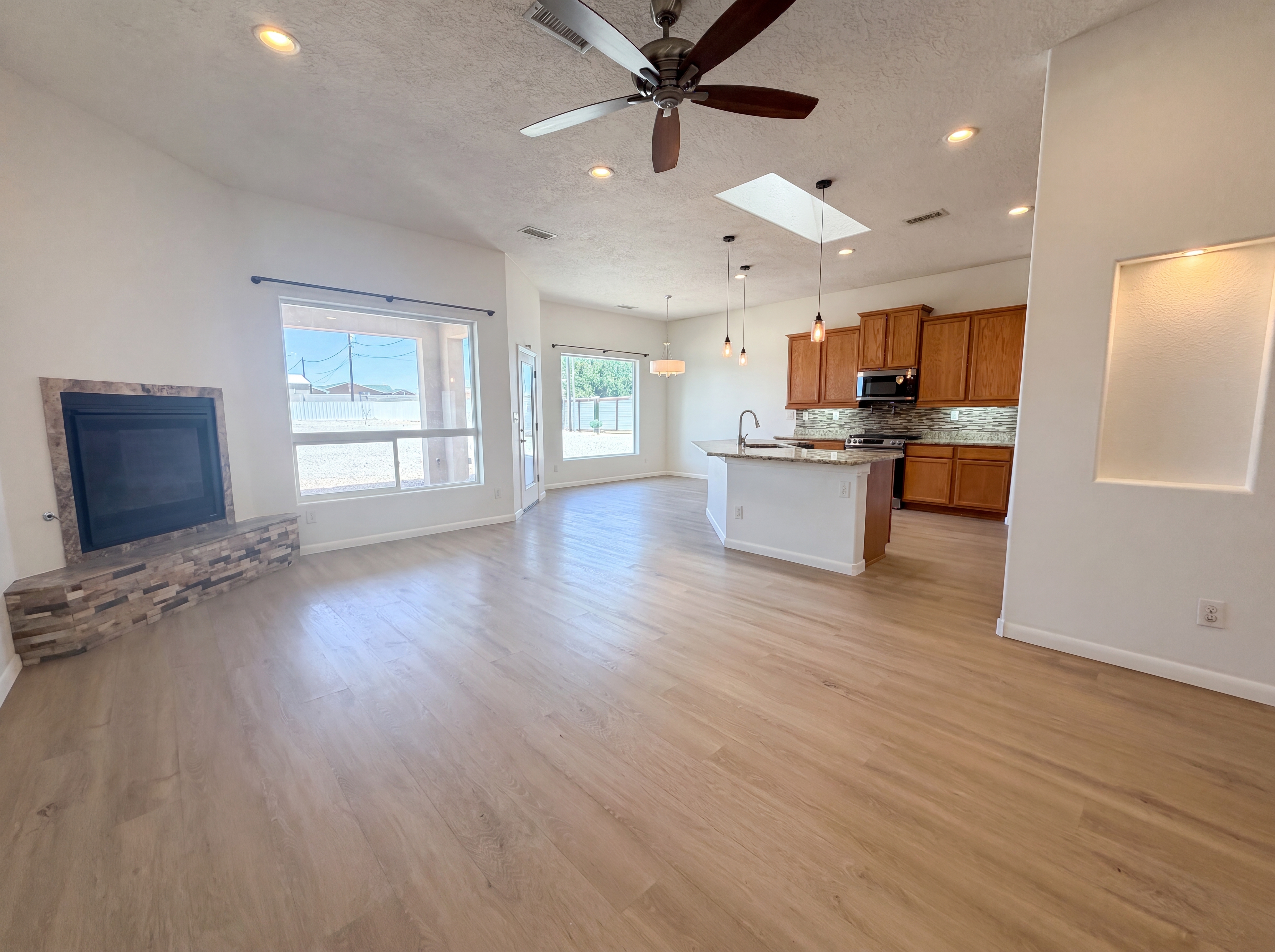 Photo 3 of 21 of 1625 35th St SE, Rio Rancho, NM