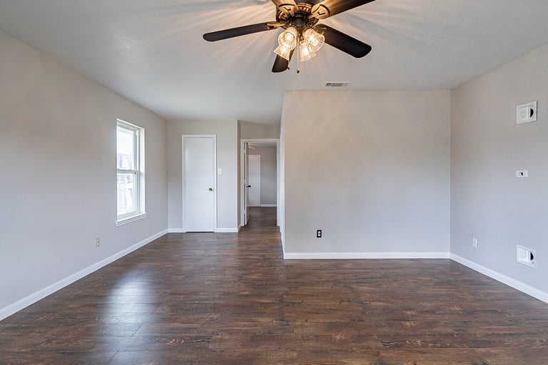 Photo 18 of 31 - 1903 Leslie St, Denton, TX 76205