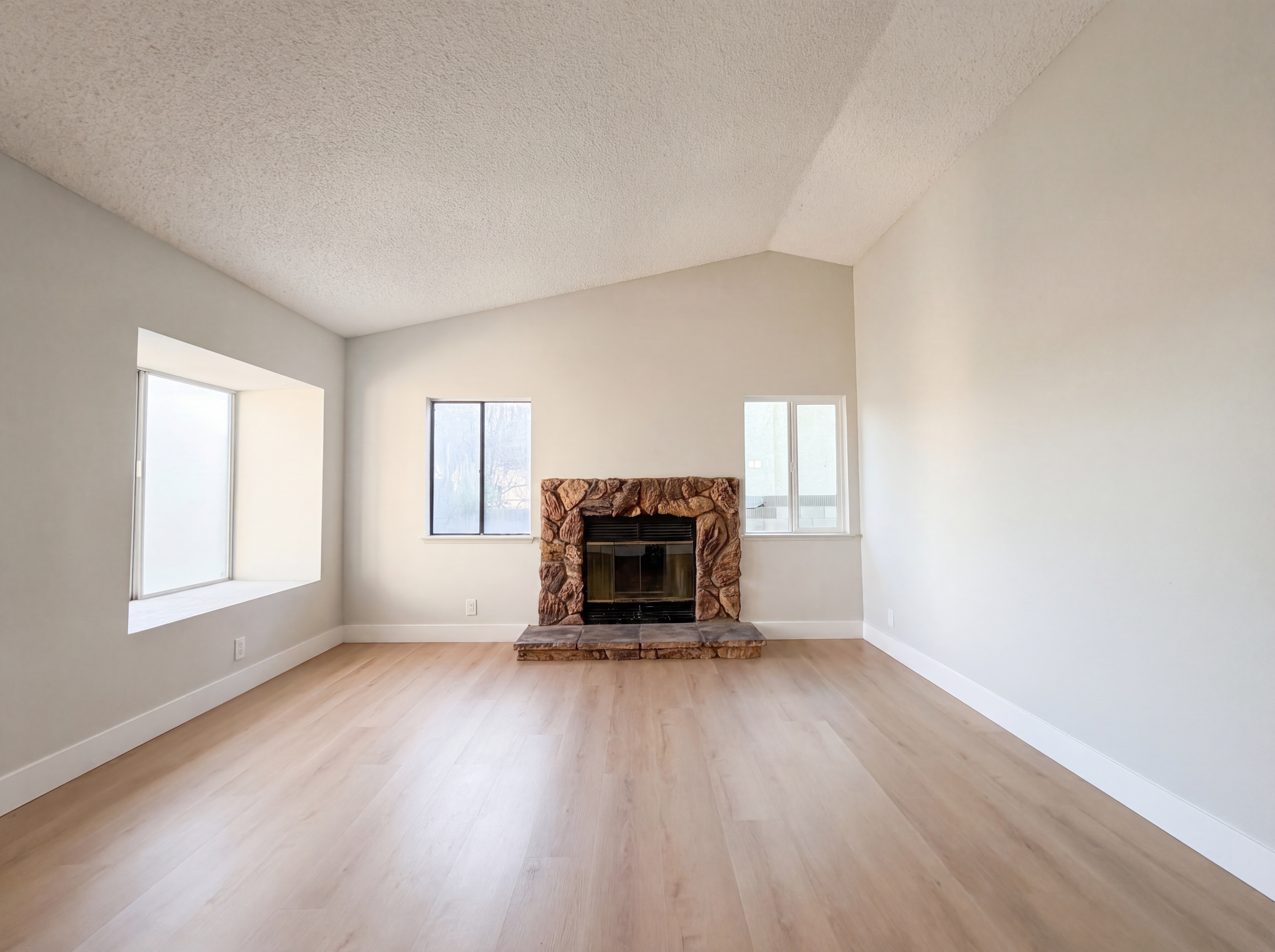 Photo 3 of 23 of 2553 E Avenue J4, Lancaster, CA