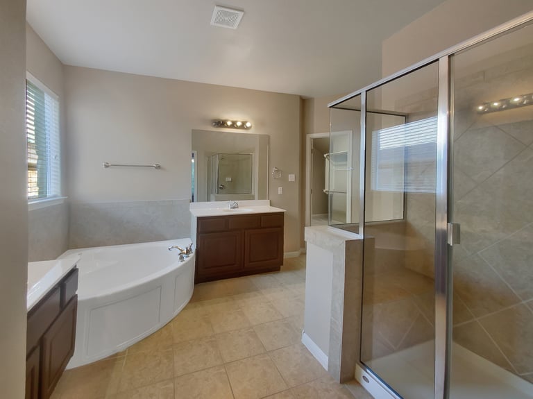 Photo 6 of 35 - 7900 Menler Dr, Austin, TX 78735
