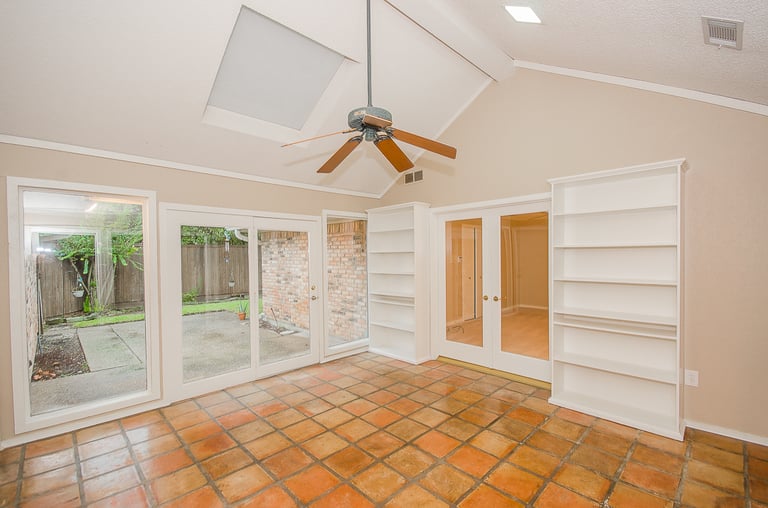 Photo 11 of 28 - 6436 Genstar Ln, Dallas, TX 75252