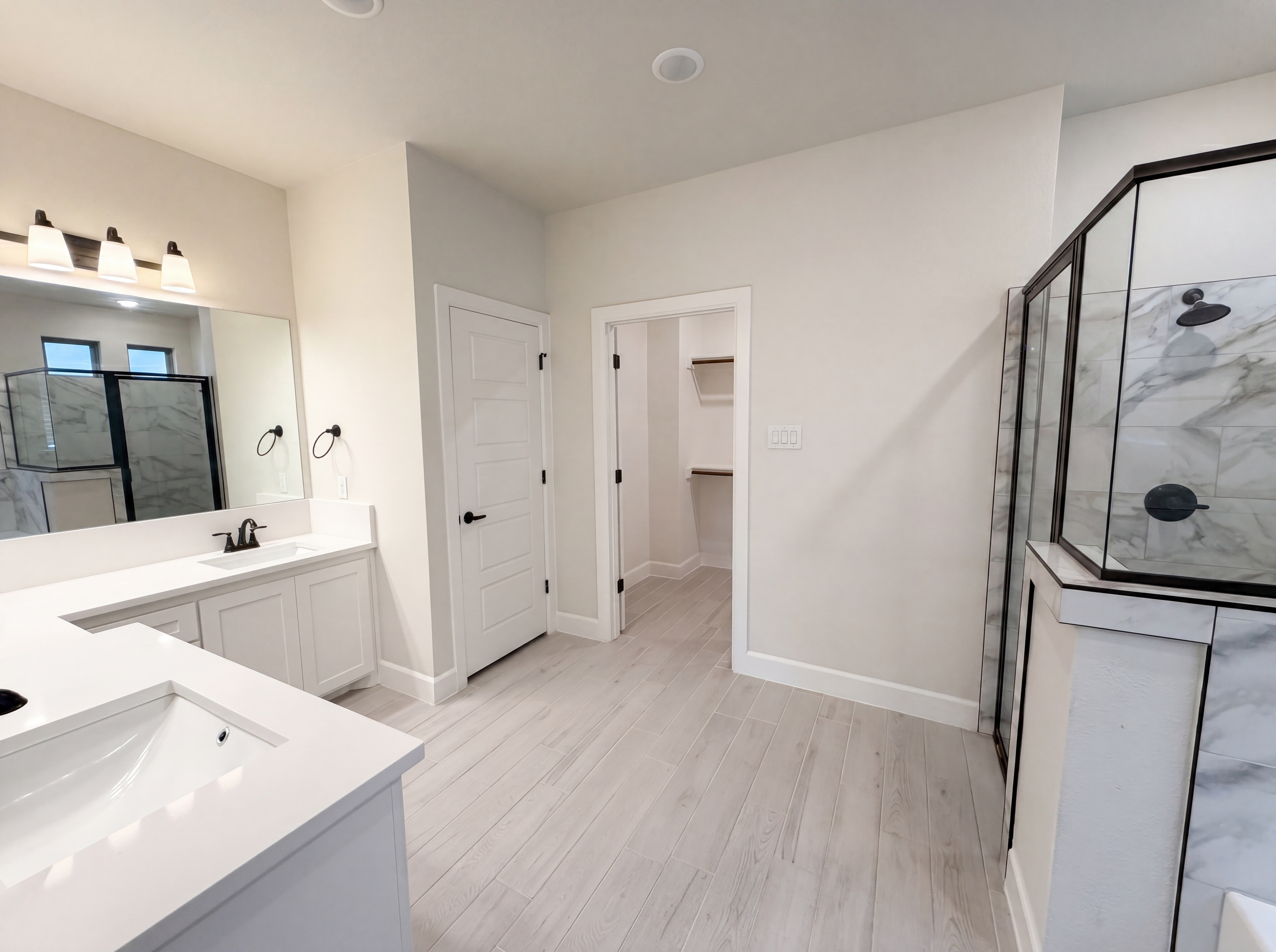 Photo 10 of 19 of 612 Wood Brook Ln, Burleson, TX