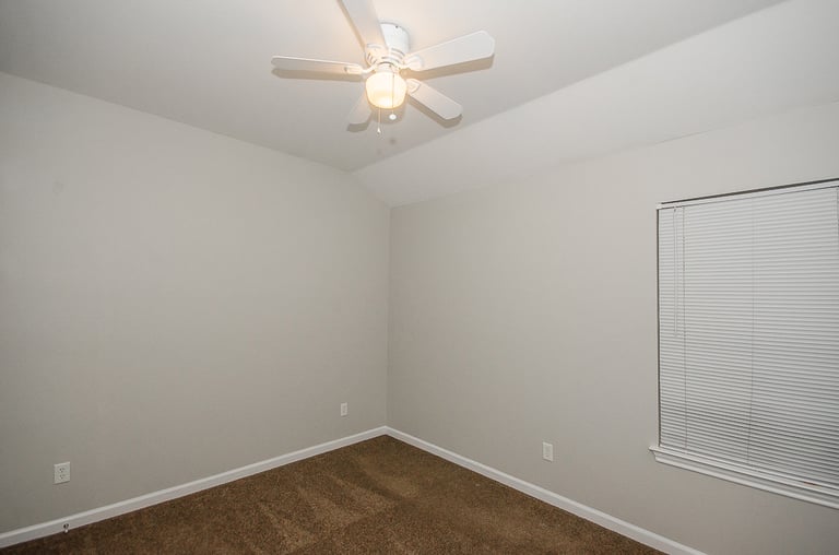 Photo 11 of 20 - 5620 High Creek Dr, Dallas, TX 75249