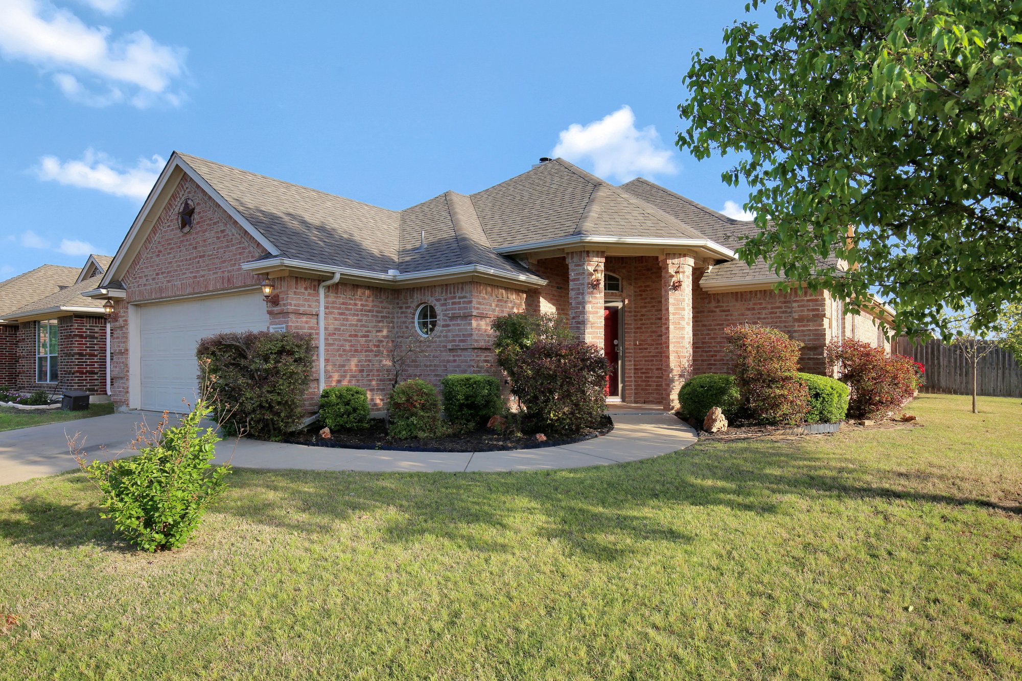 Photo 1 of 26 - 9029 River Falls Dr, Fort Worth, TX 76118