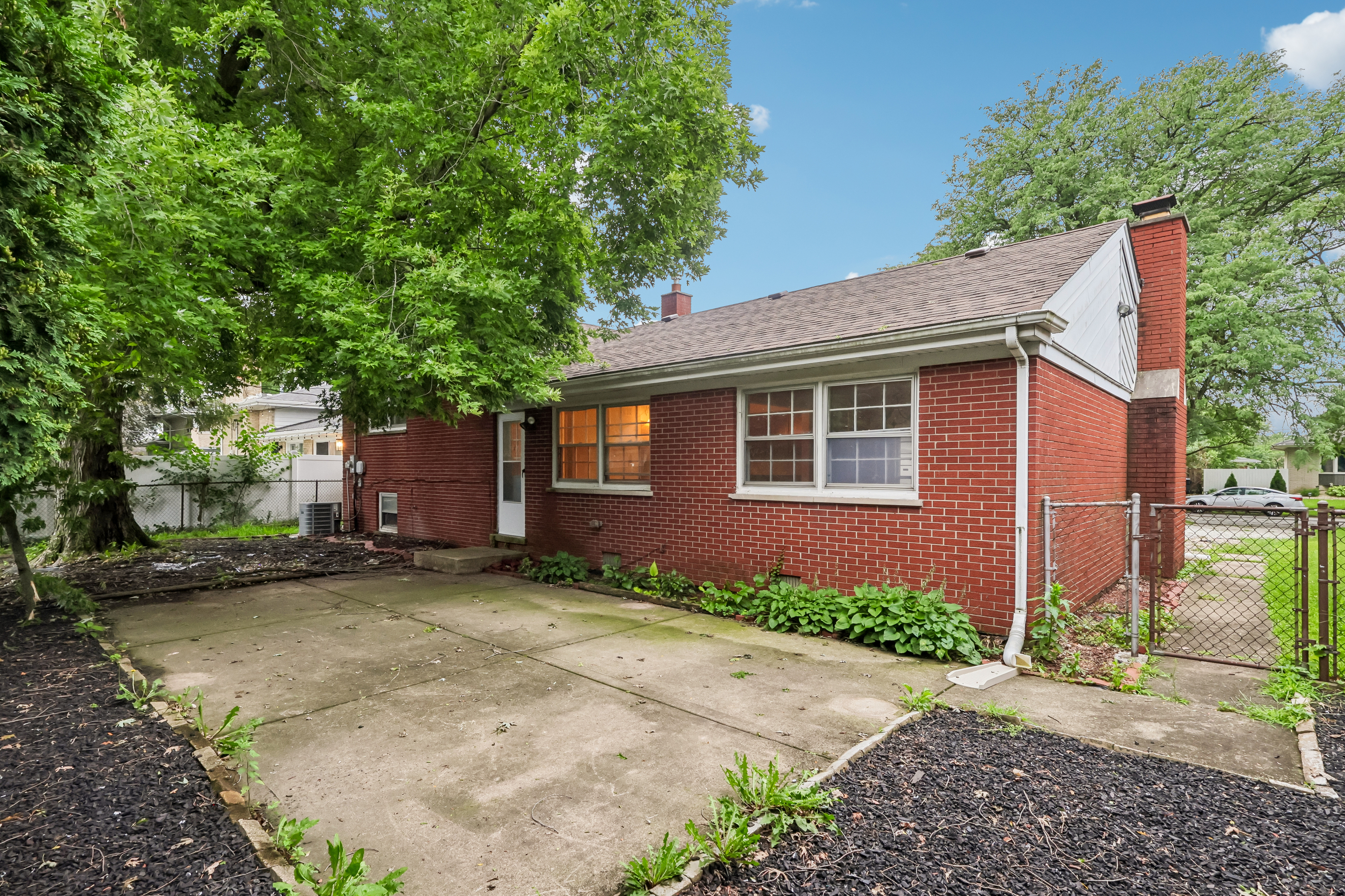 Photo 24 of 34 of 16919 School St, South Holland, IL