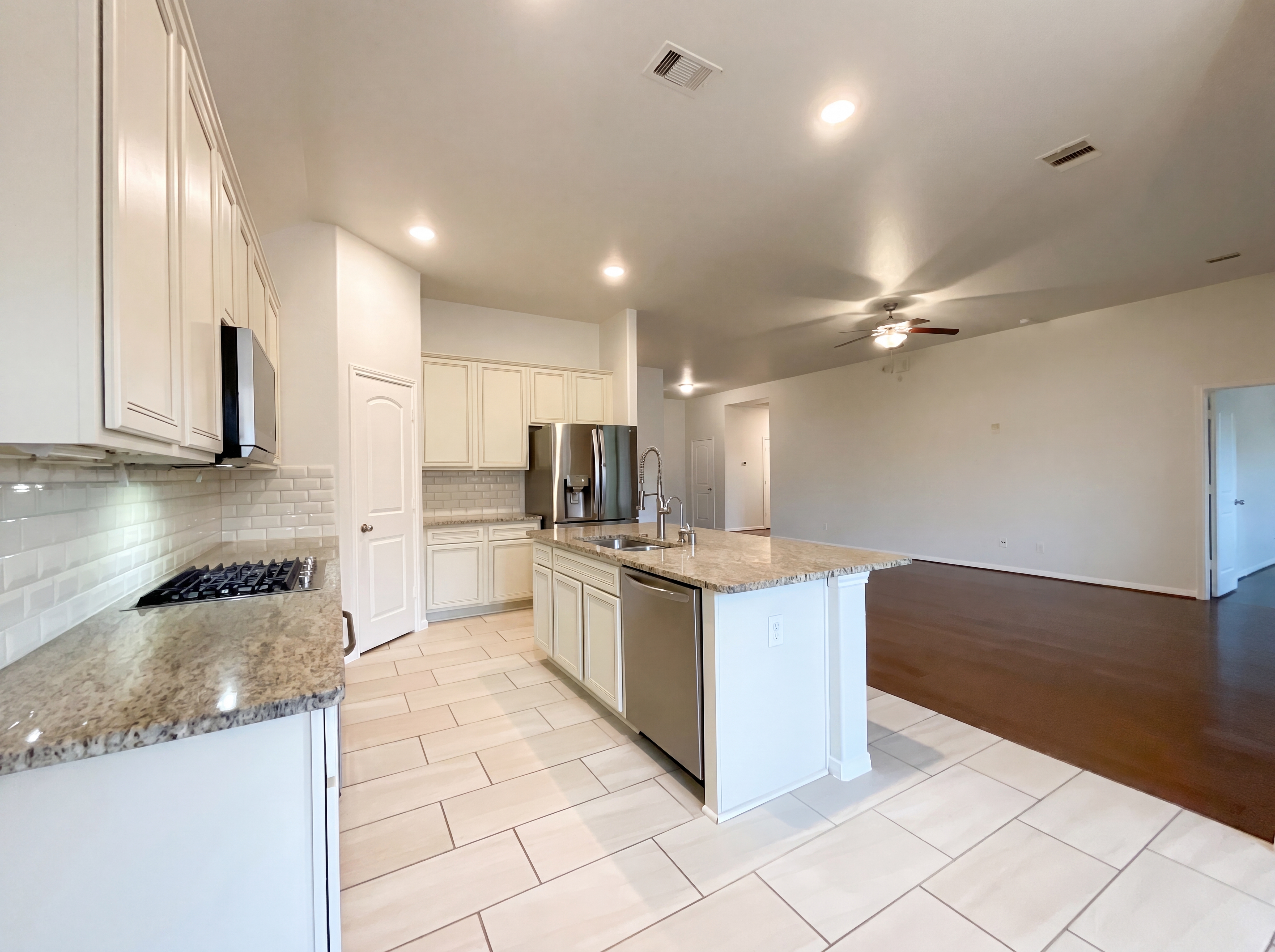 Photo 8 of 19 of 21205 Timber Bluff Ln, Porter, TX