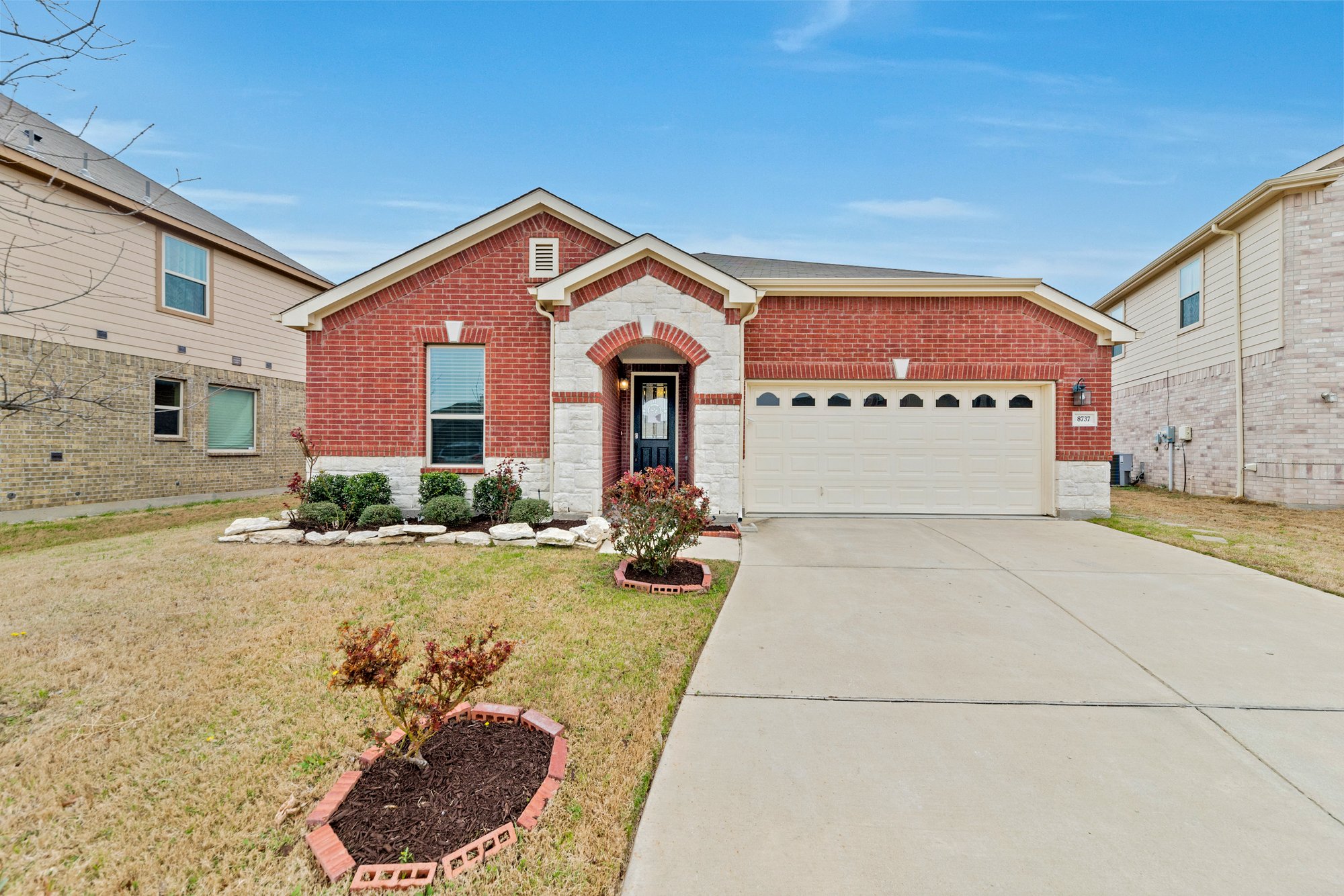 Photo 1 of 26 - 8737 Stone Valley Dr, Fort Worth, TX 76244
