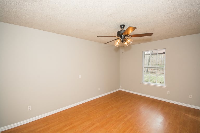 Photo 11 of 21 - 5804 Willow Branch Dr, Arlington, TX 76017