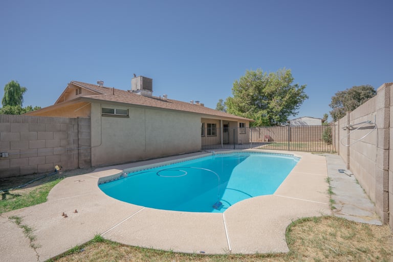 Photo 5 of 26 - 7702 W Catalina Dr, Phoenix, AZ 85033