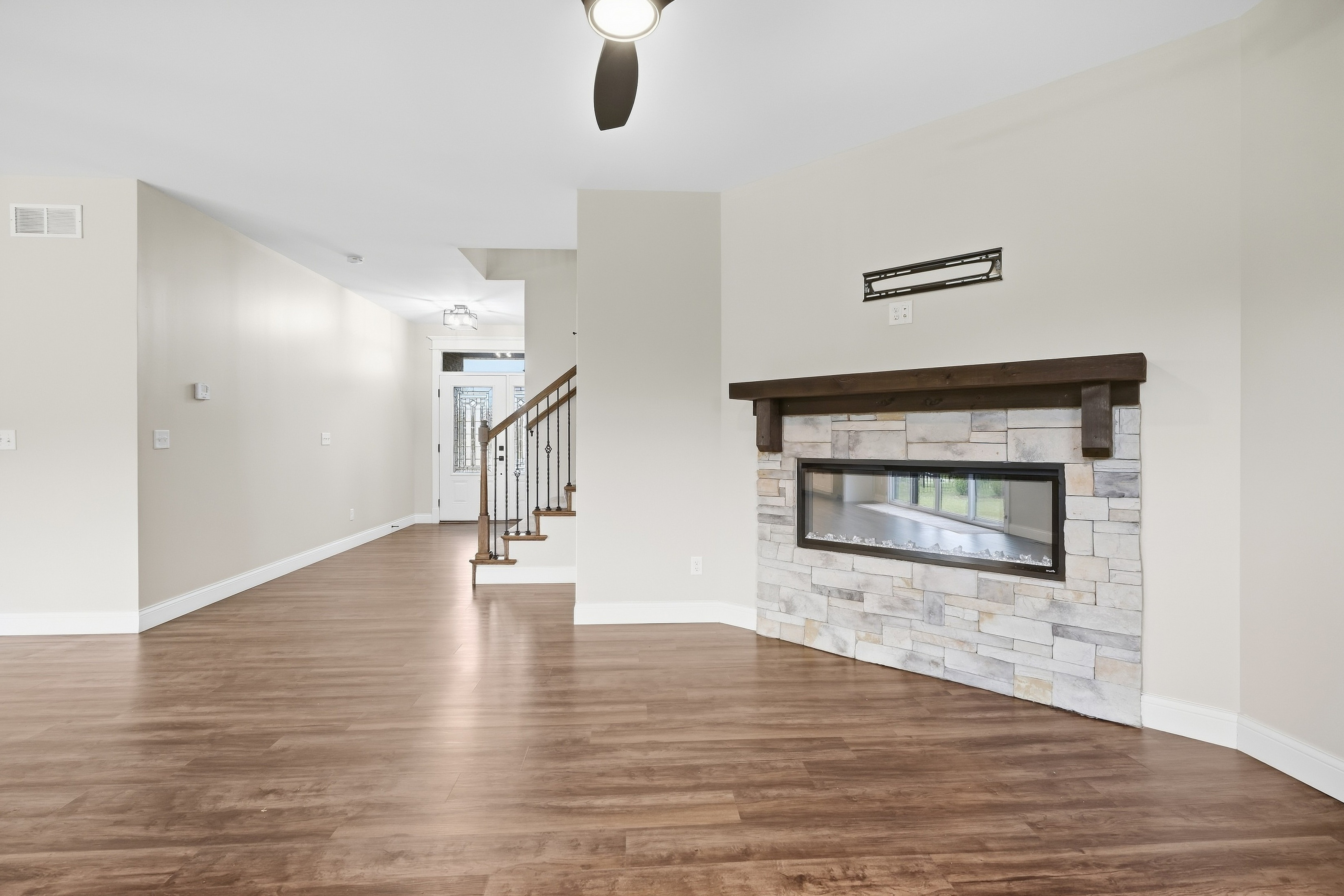 Photo 3 of 39 of 1623 Oglesby Dr, Edwardsville, IL
