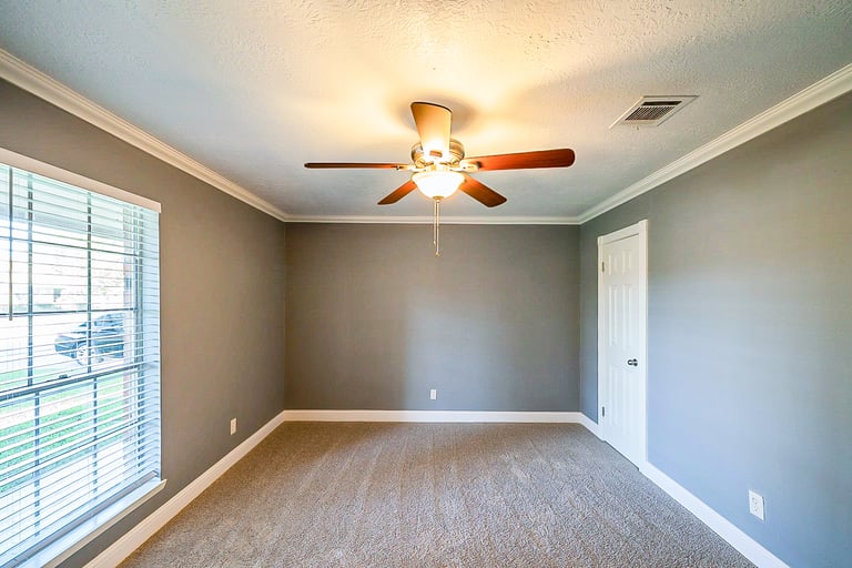 Photo 17 of 27 - 5113 Meadow Crest St, La Porte, TX 77571
