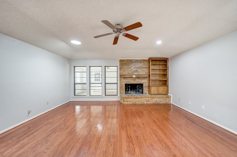 Photo 2 of 32 - 4725 Cinnamon Hill Dr, Fort Worth, TX 76133