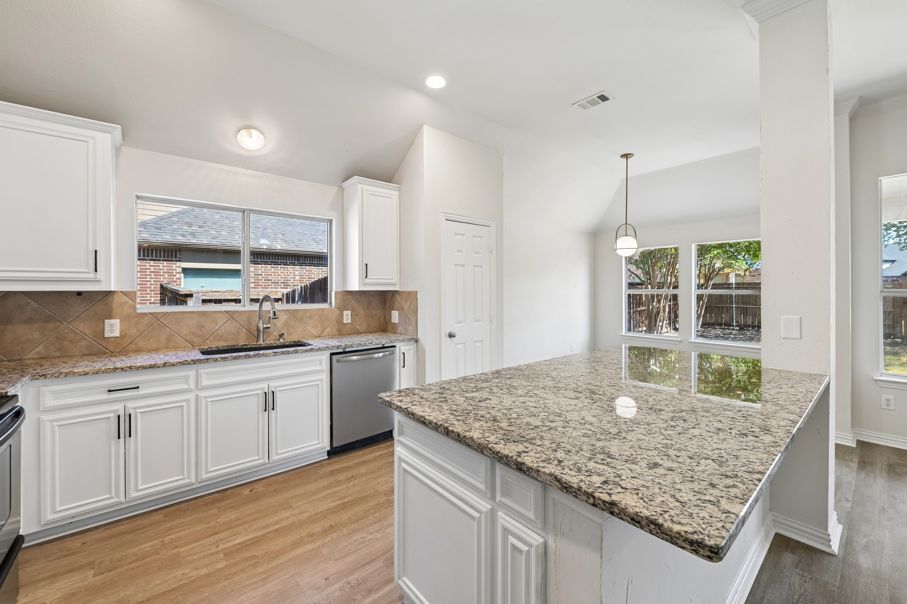 Photo 7 of 35 of 1009 Spinnaker Dr, Forney, TX