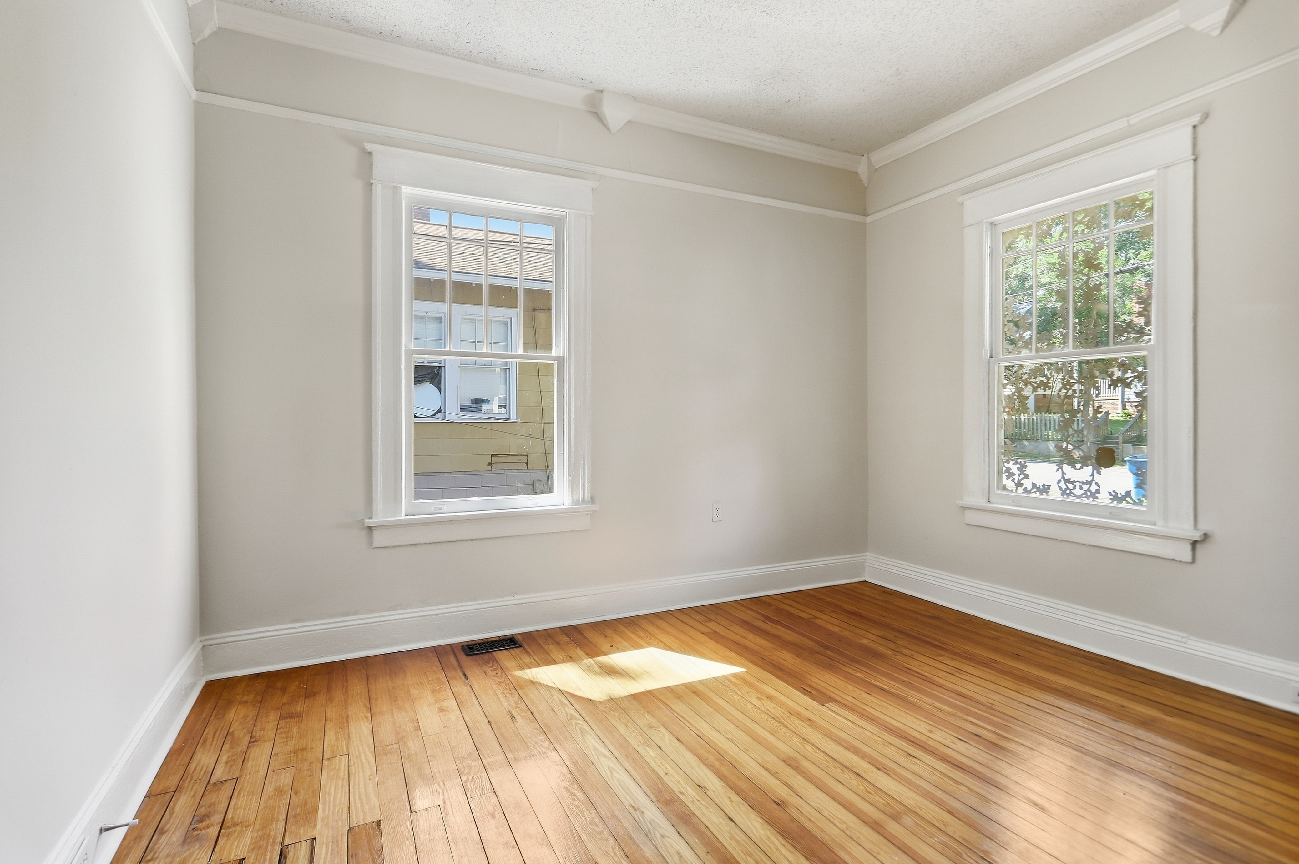 Photo 4 of 22 of 1470 Graham St SW, Atlanta, GA