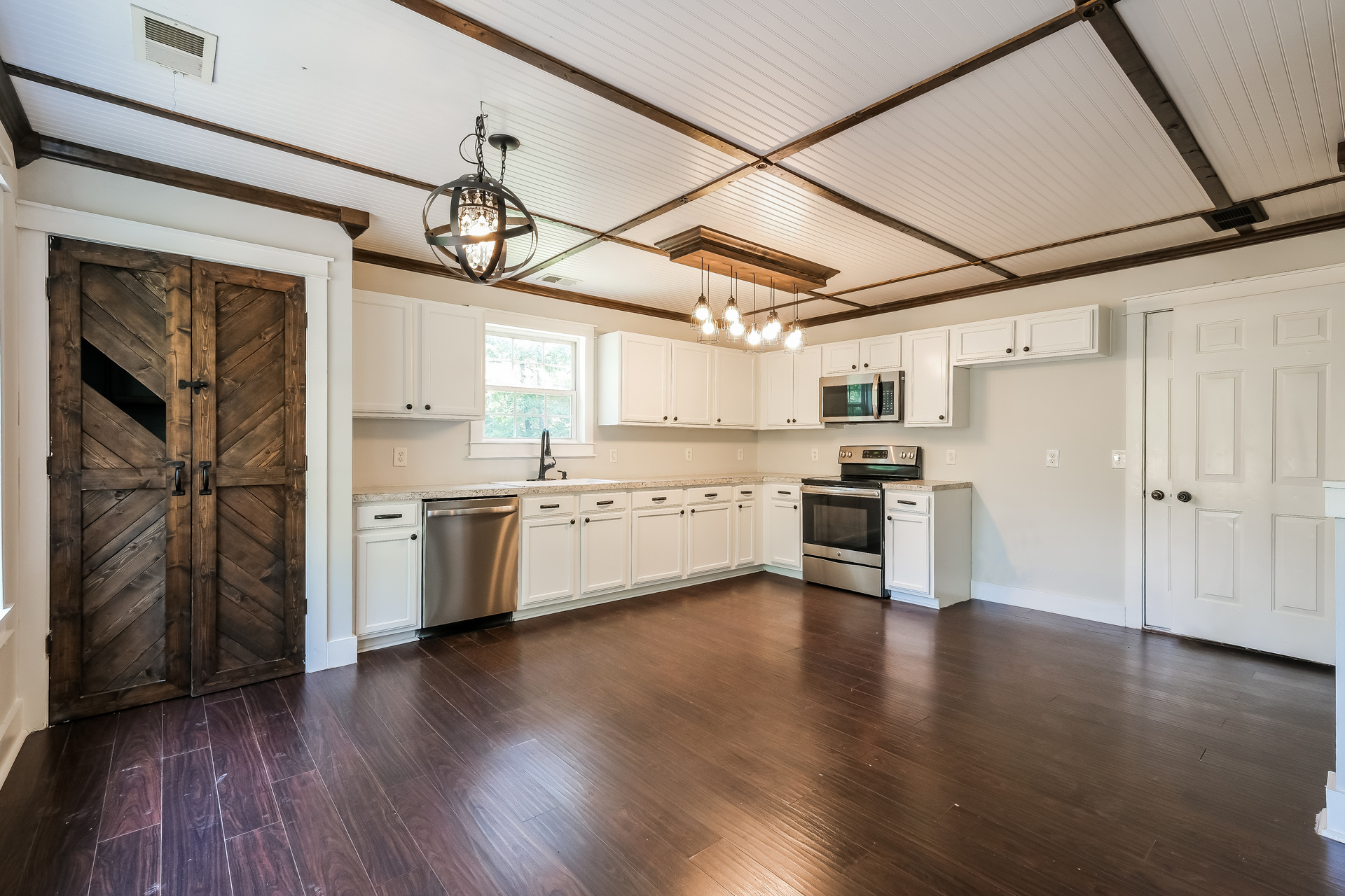 Photo 2 of 24 of 434 Pine Tree Dr, Dawsonville, GA