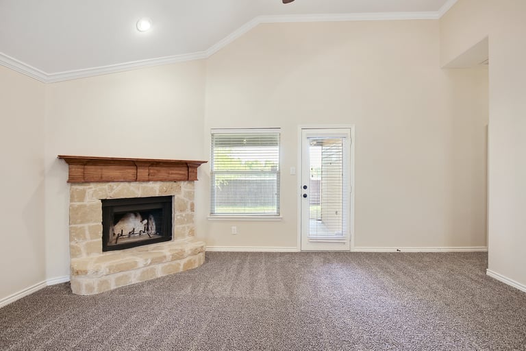 Photo 4 of 25 - 6016 Beachview Ln, Fort Worth, TX 76179