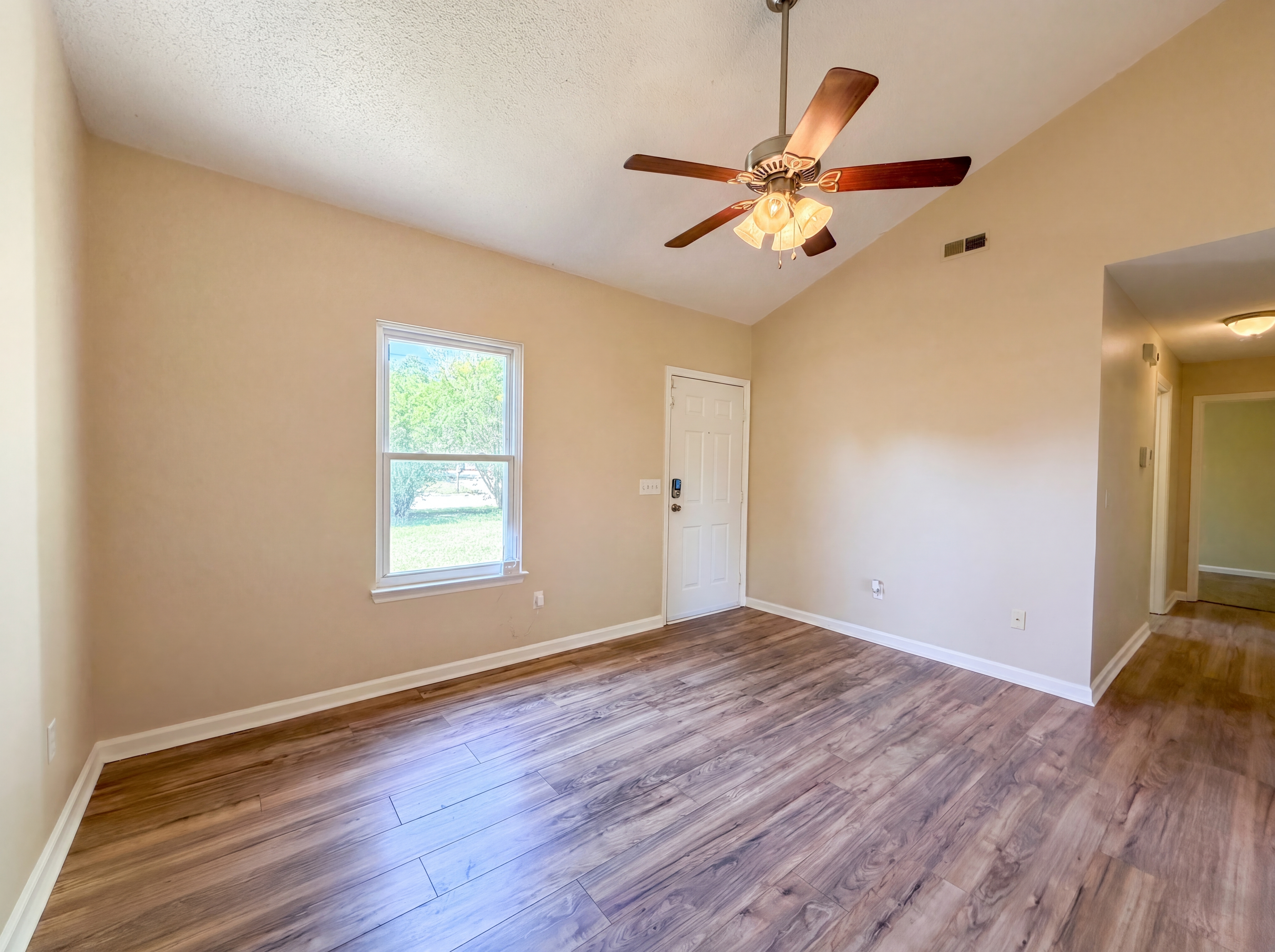 Photo 7 of 17 of 104 Frontier Ln, La Vergne, TN