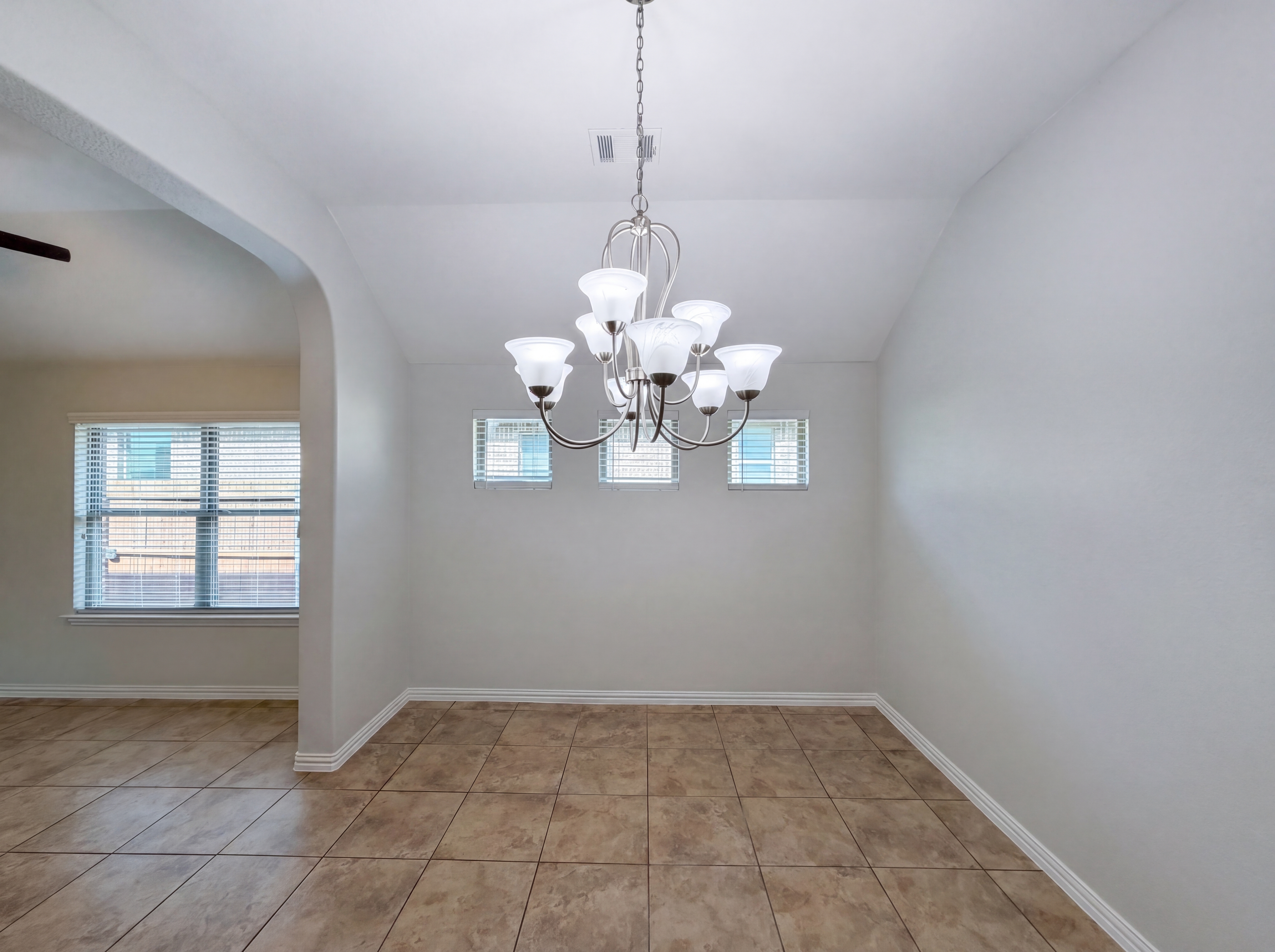 Photo 9 of 20 of 709 Ravenwood Dr, Saginaw, TX