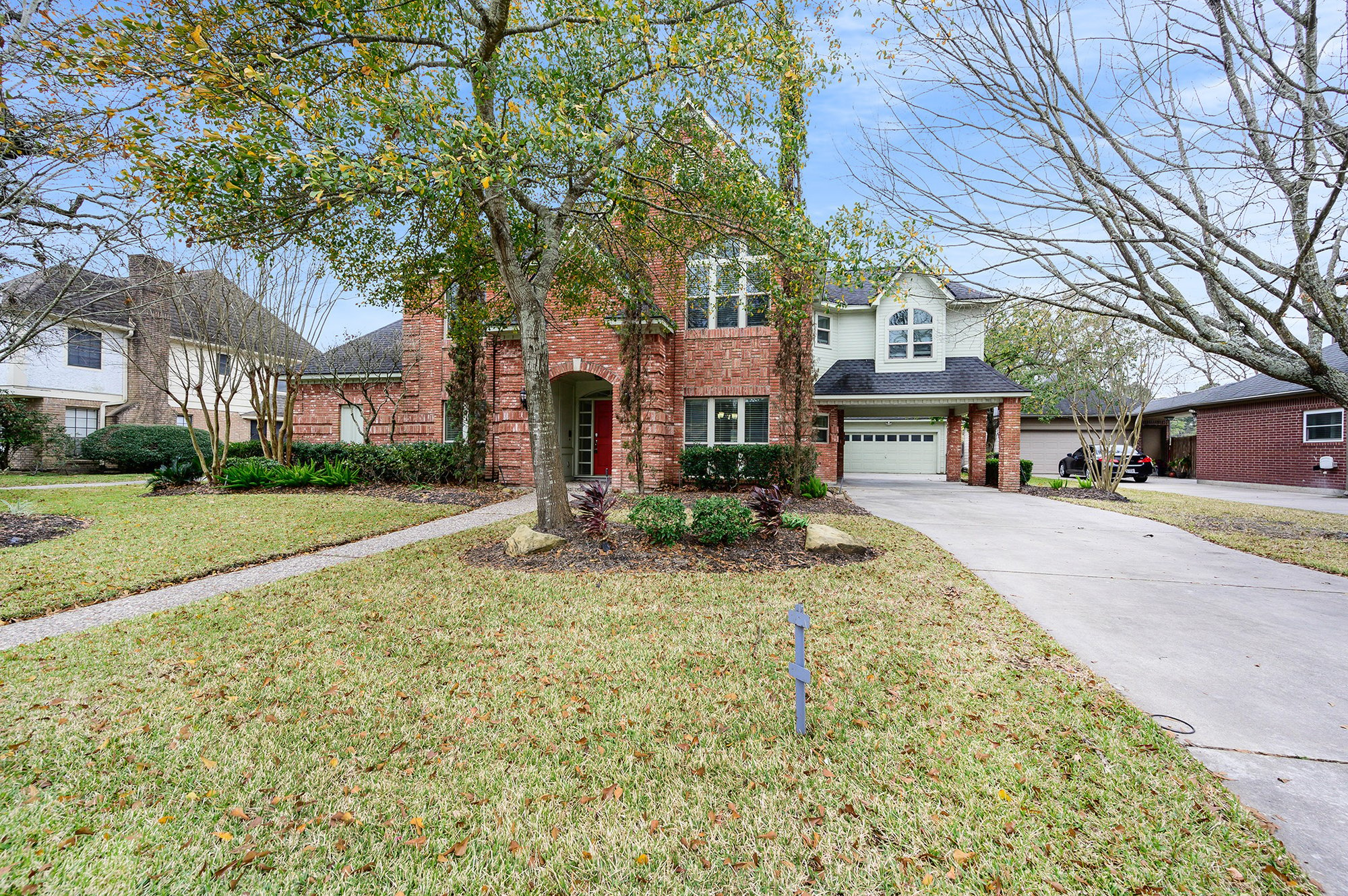 Photo 1 of 17 - 16711 Wimbledon Forest Dr, Spring, TX 77379