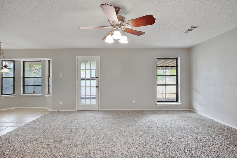Photo 4 of 25 - 519 Easley St, Fort Worth, TX 76108