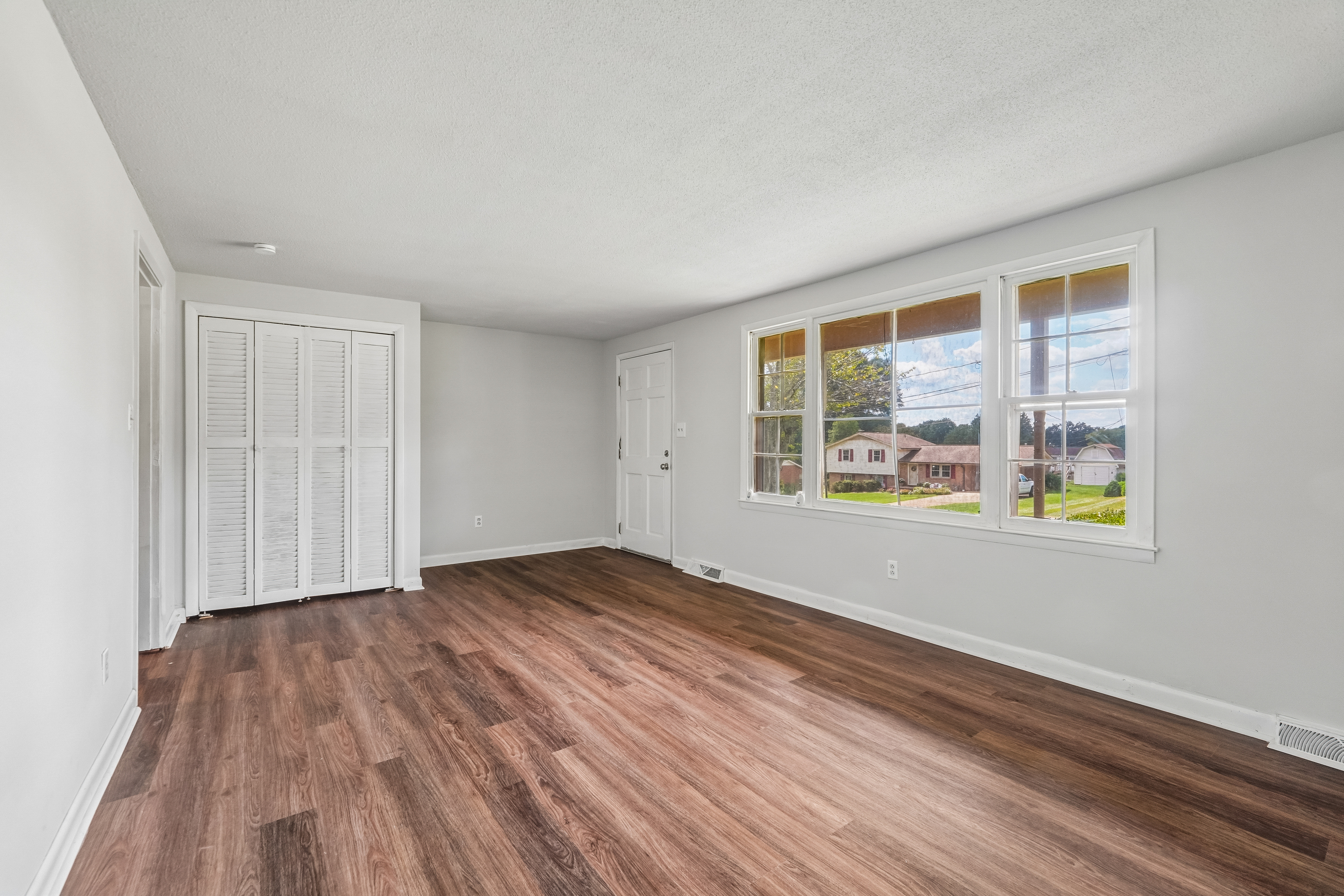 Photo 3 of 28 of 4036 Elizabeth St, Hickory, NC