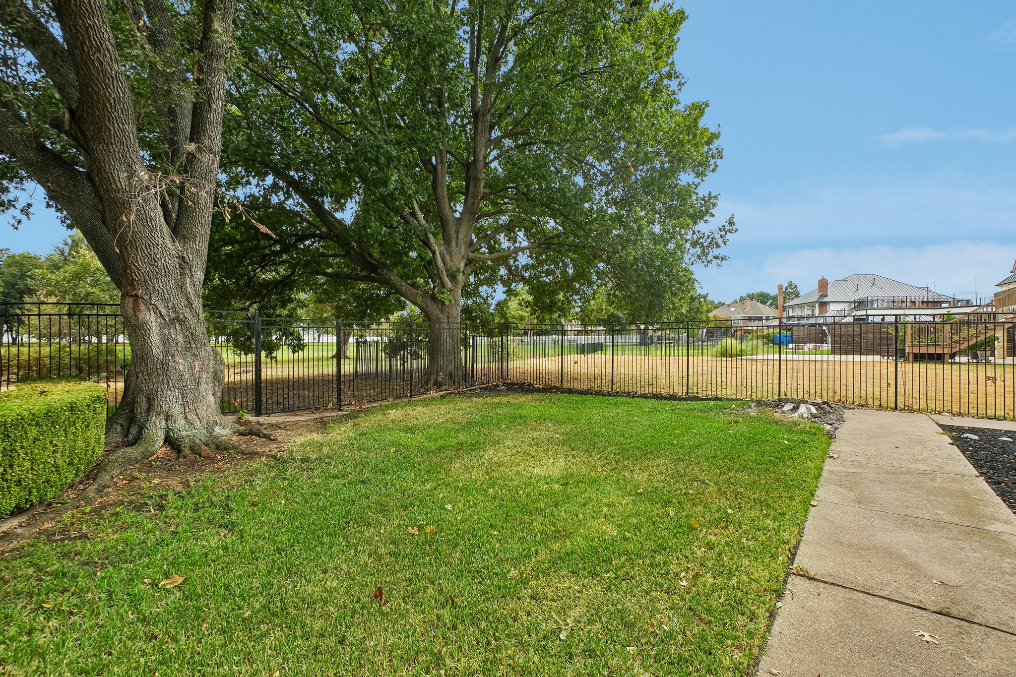 Photo 35 of 39 of 32 Victoria Dr, Rowlett, TX