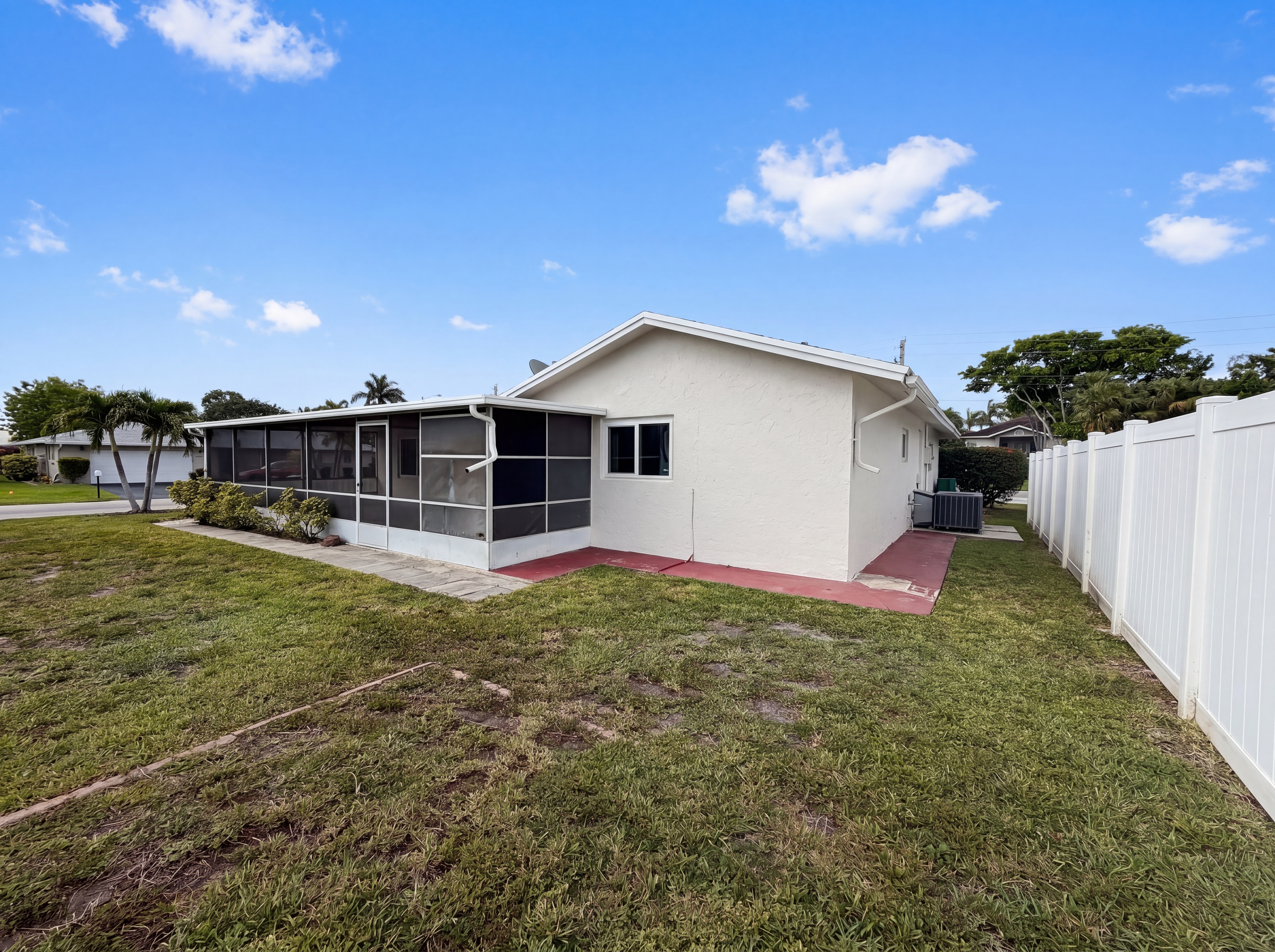 Photo 18 of 21 of 9605 NW 81st St, Tamarac, FL