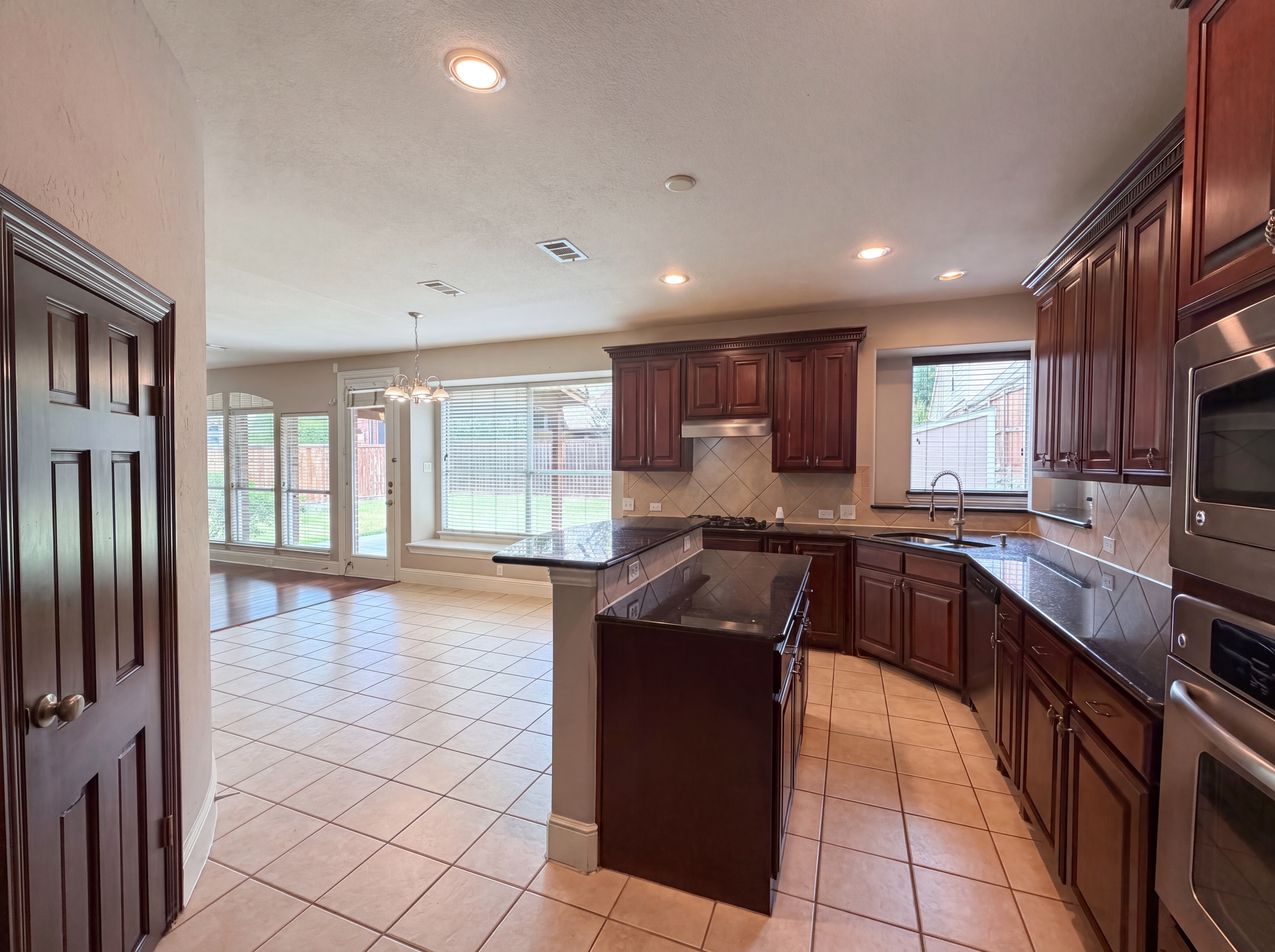 Photo 7 of 32 of 10330 Sandbar Dr, Irving, TX