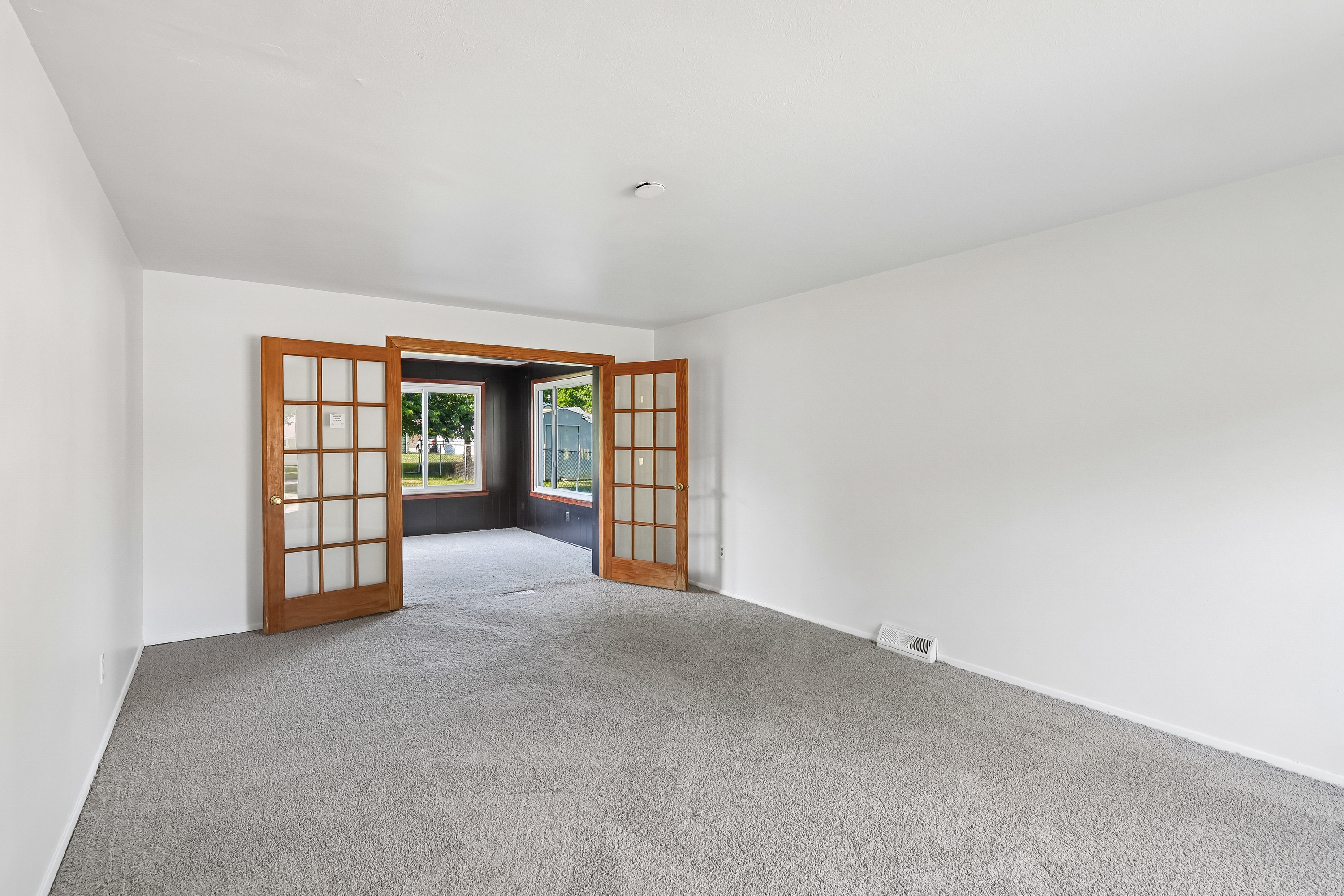 Photo 12 of 33 of 9011 Manorford Dr, Cleveland, OH