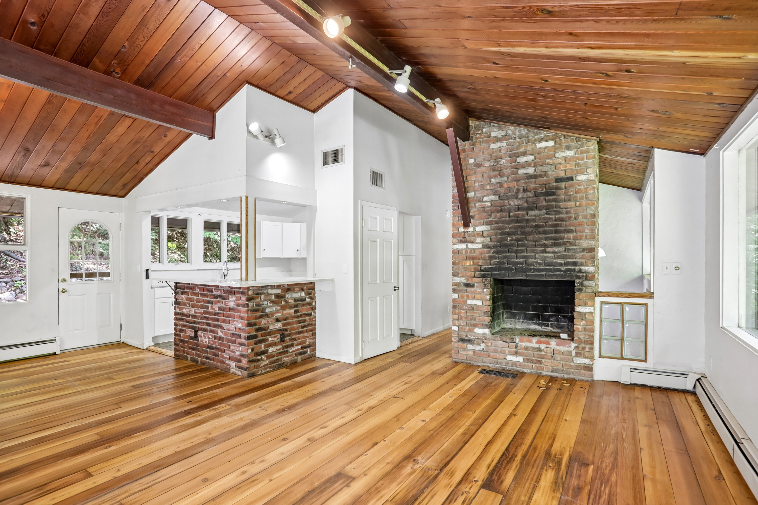 Photo 10 of 31 of 951 Haverstraw Rd, Suffern, NY
