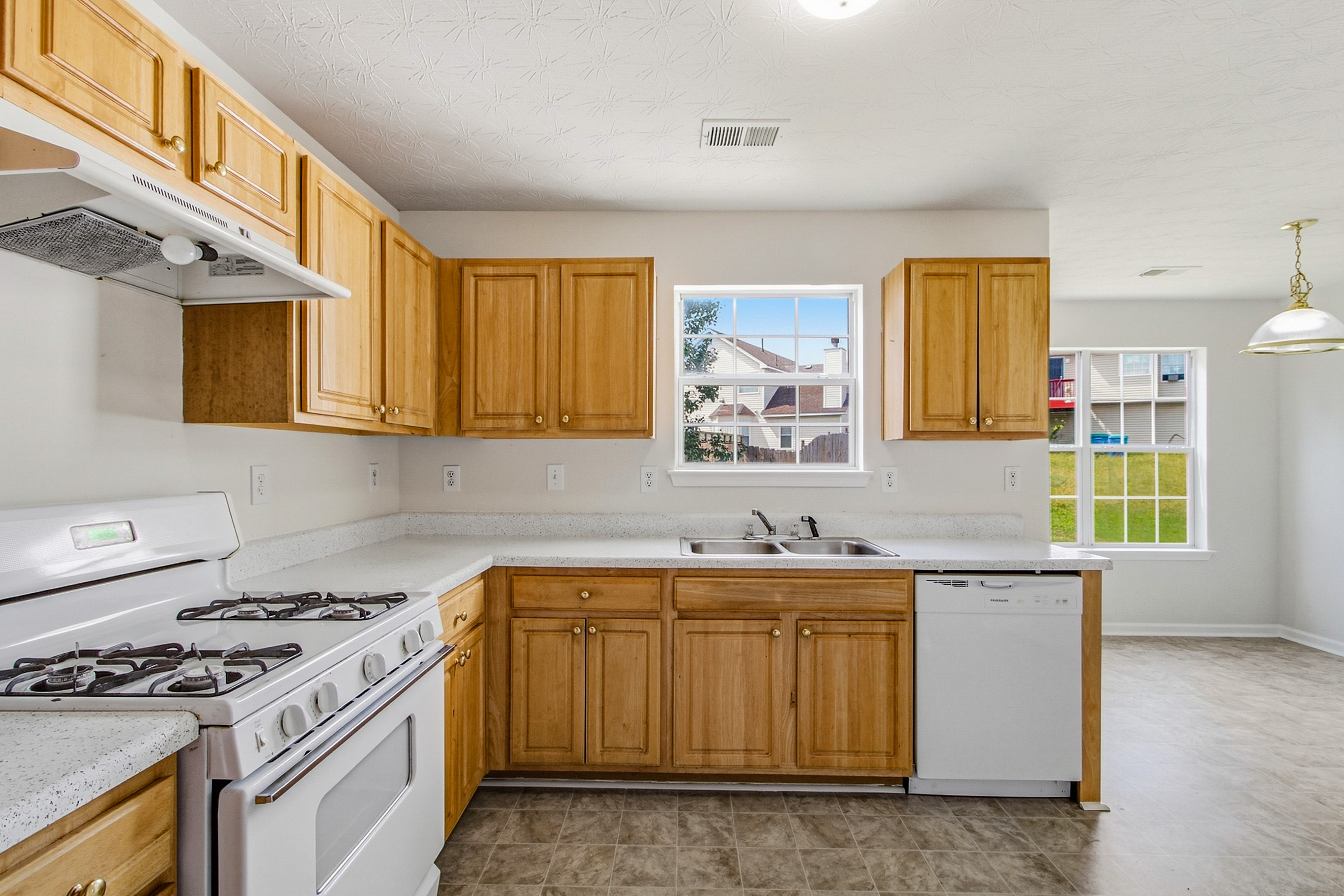 Photo 9 of 33 of 2571 S Hills, Riverdale, GA