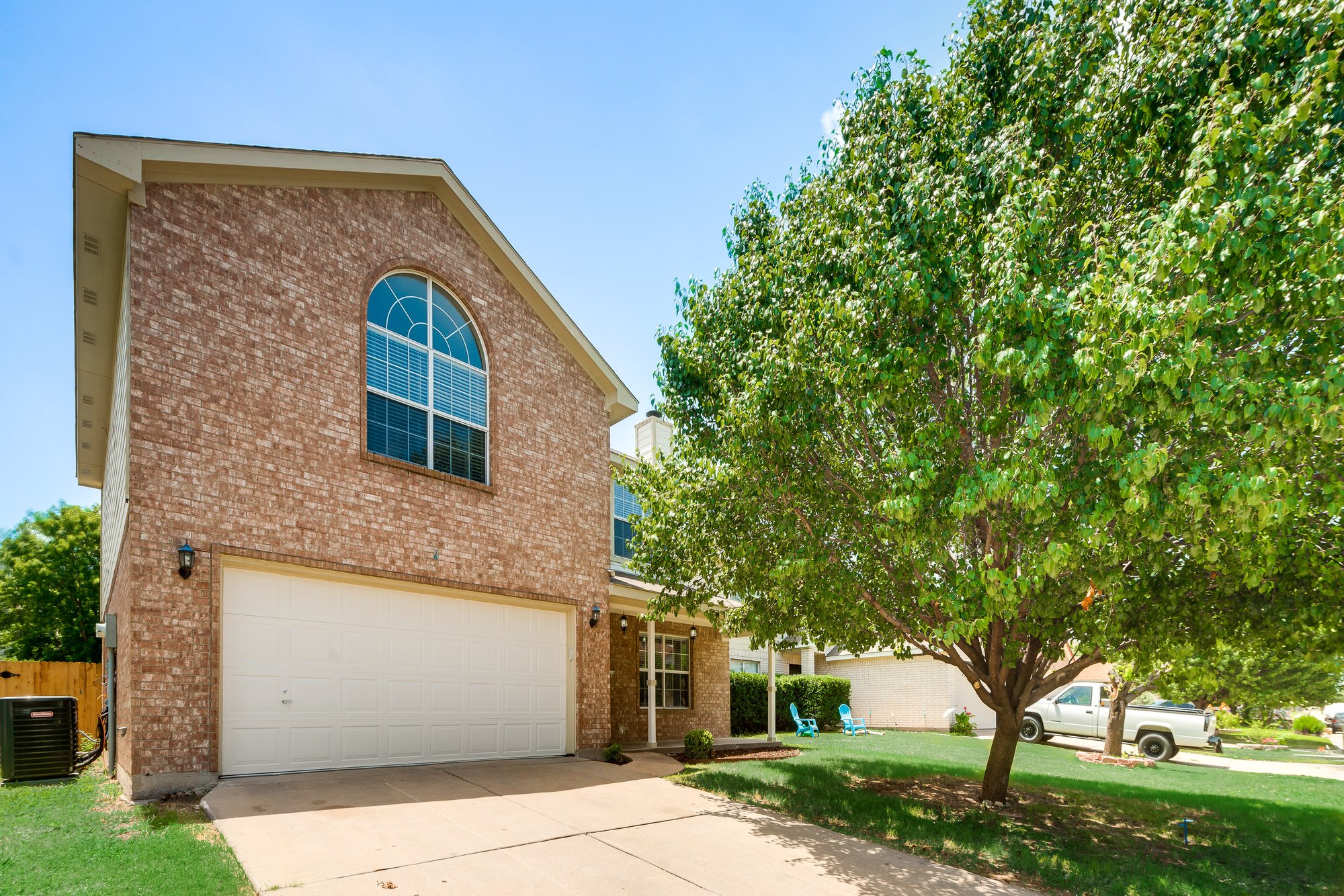 Photo 1 of 31 - 9729 Parkmere Dr, Fort Worth, TX 76108
