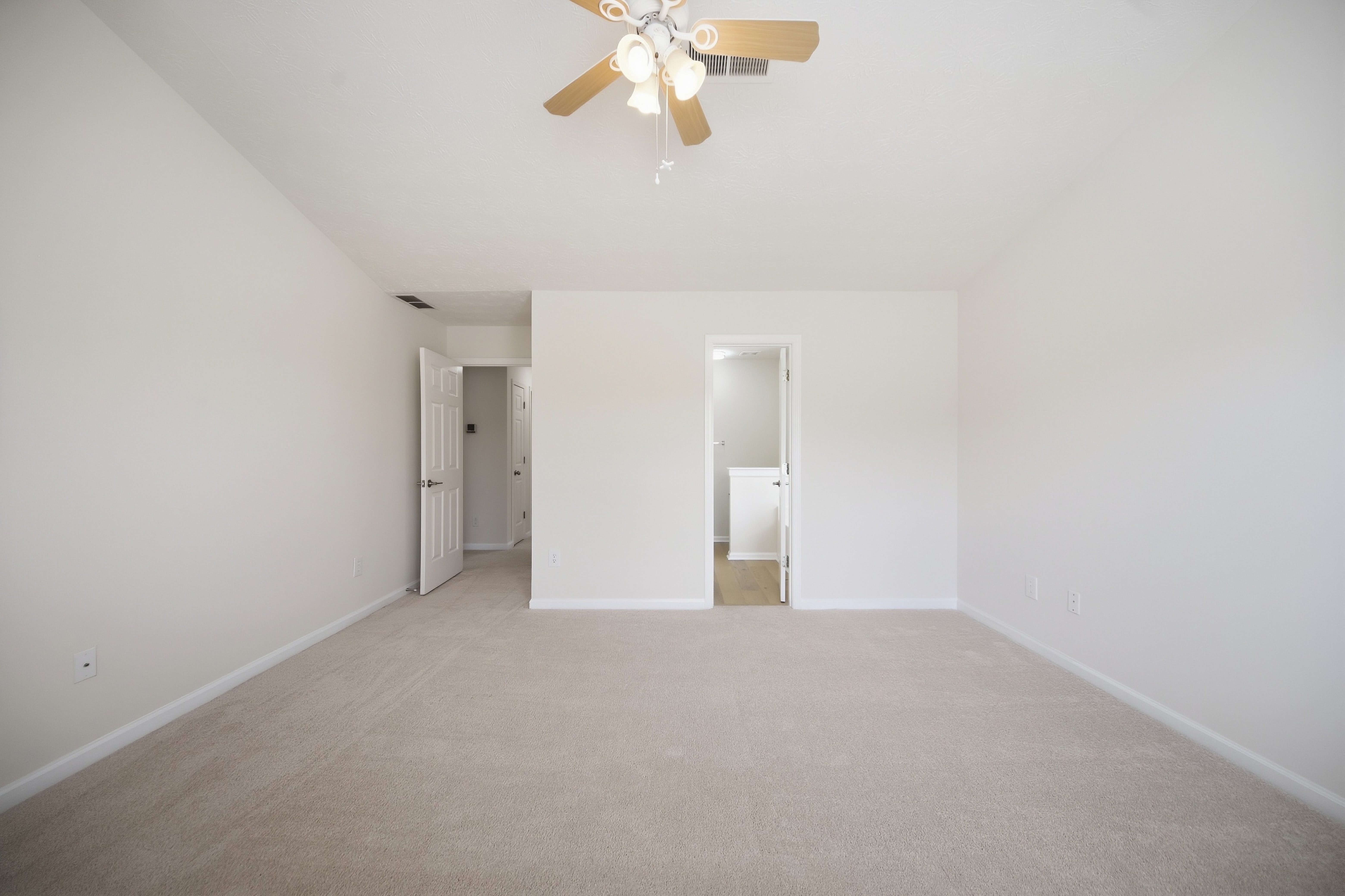Photo 11 of 28 of 2479 Feathertree Ln, Lawrenceville, GA