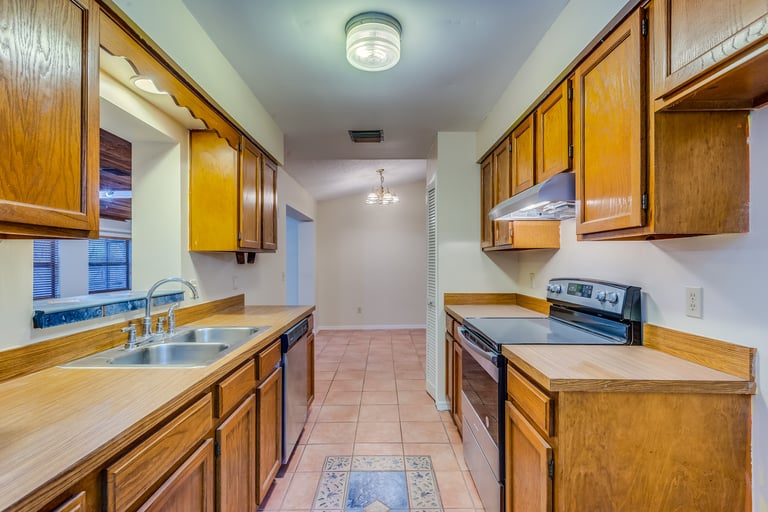 Photo 5 of 21 - 5530 Queenswood Dr, Orlando, FL 32810
