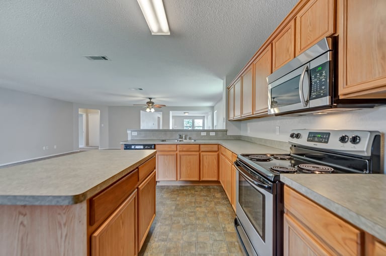 Photo 7 of 25 - 2051 La Salle Trl, Grand Prairie, TX 75052
