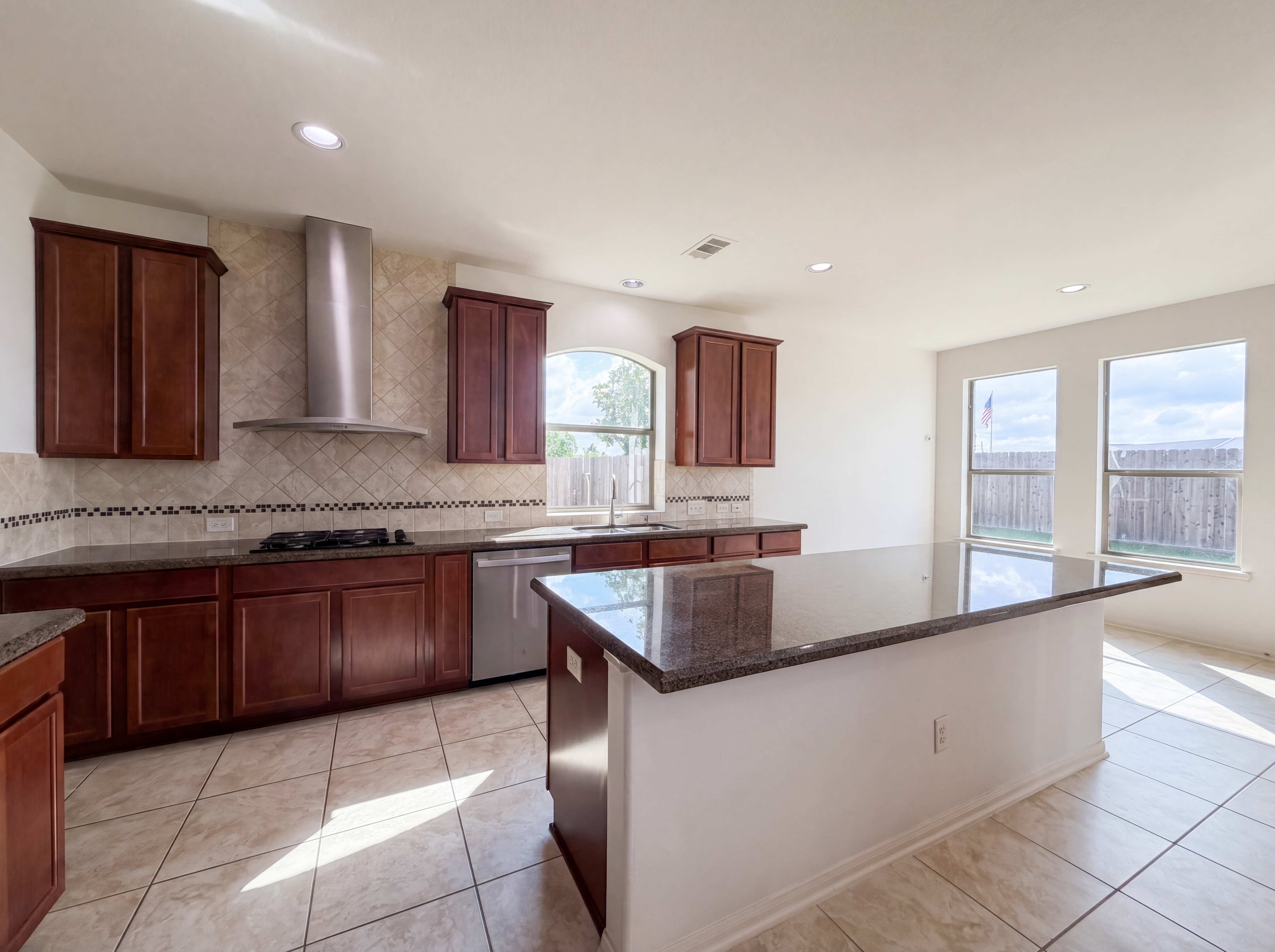 Photo 8 of 29 of 8611 Bright Angel Ln, Cypress, TX