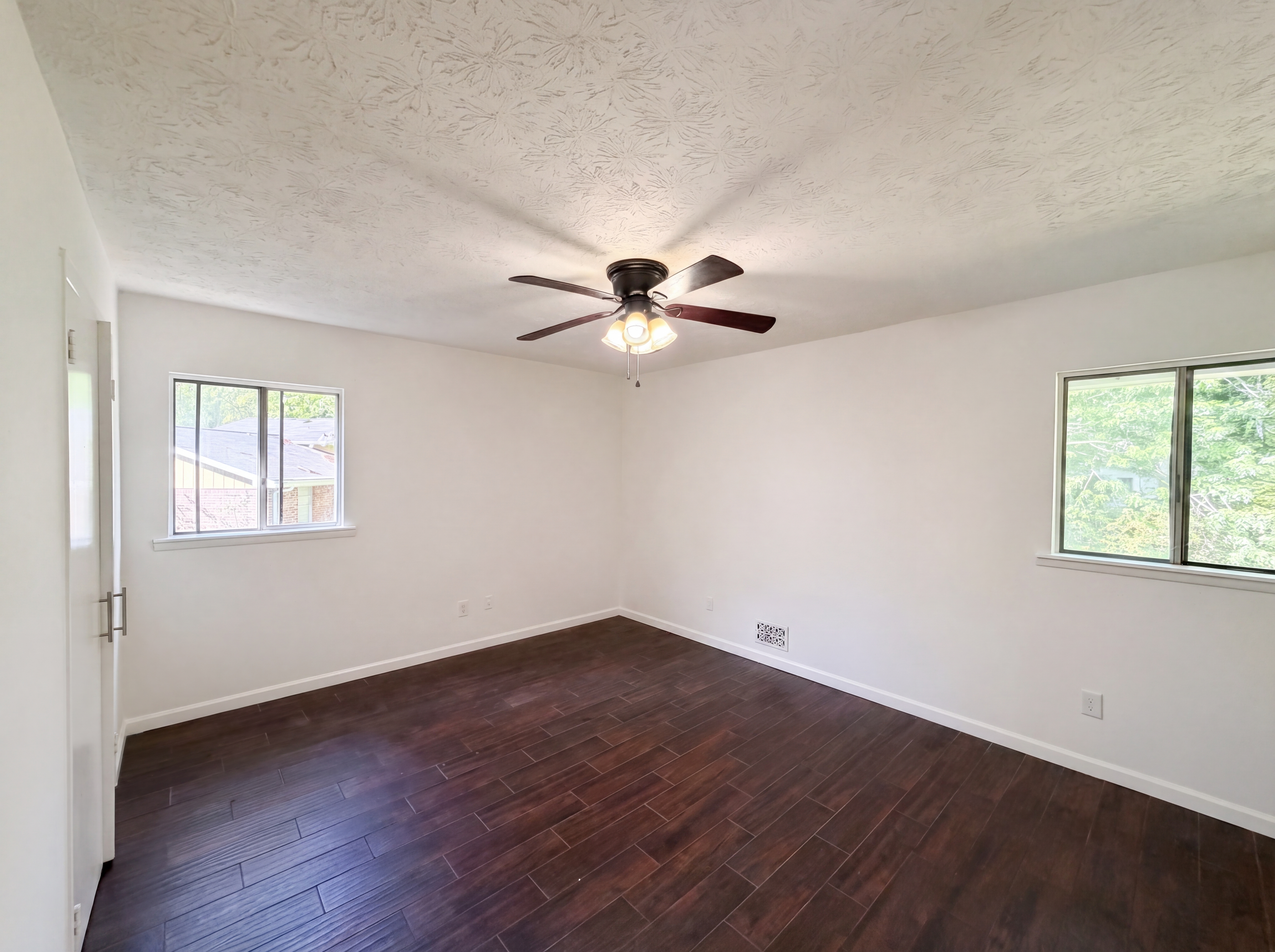 Photo 4 of 16 of 1010 Buckhurst Dr, Atlanta, GA