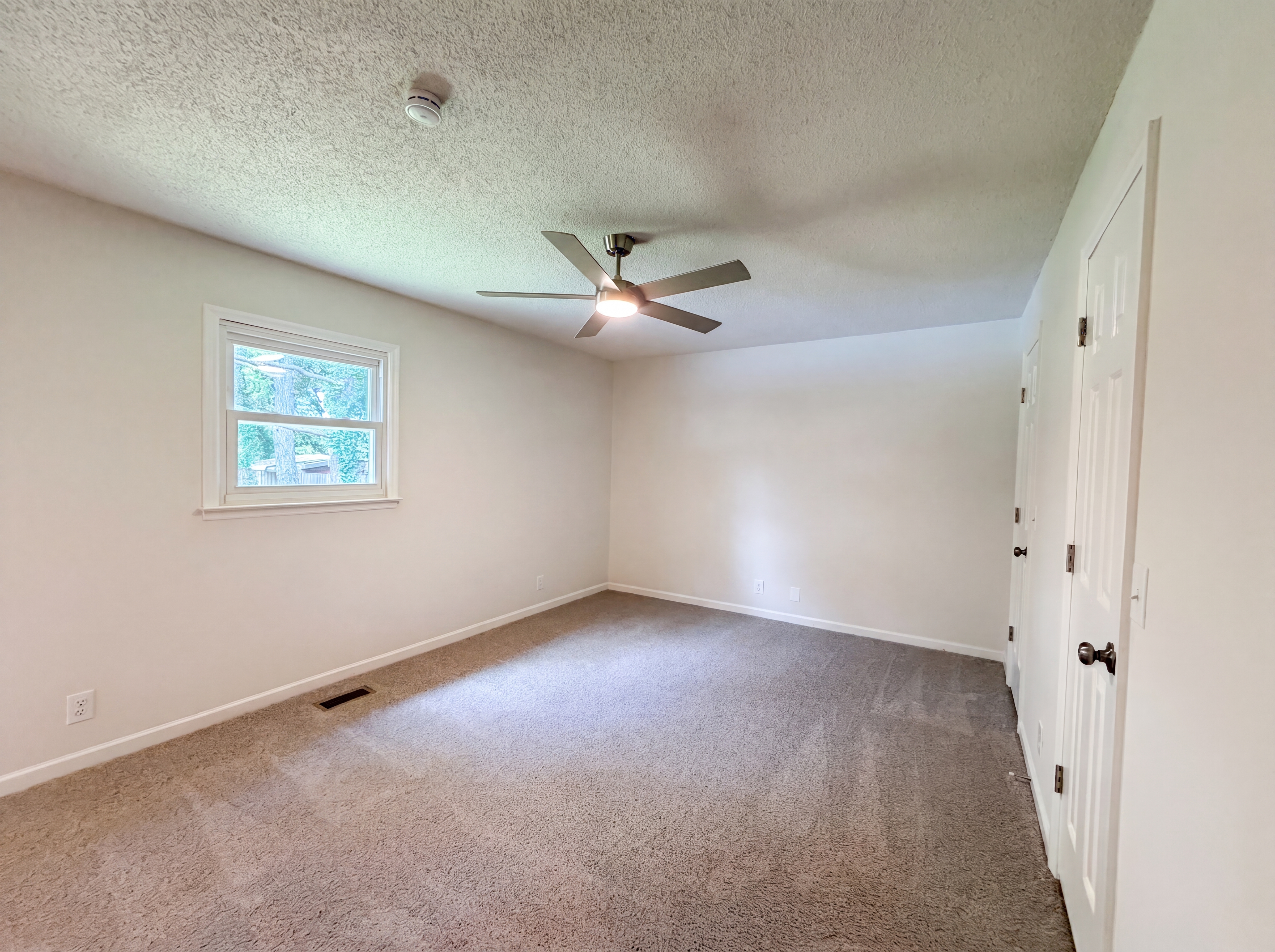 Photo 4 of 22 of 4023 Cavalier Dr, Murfreesboro, TN