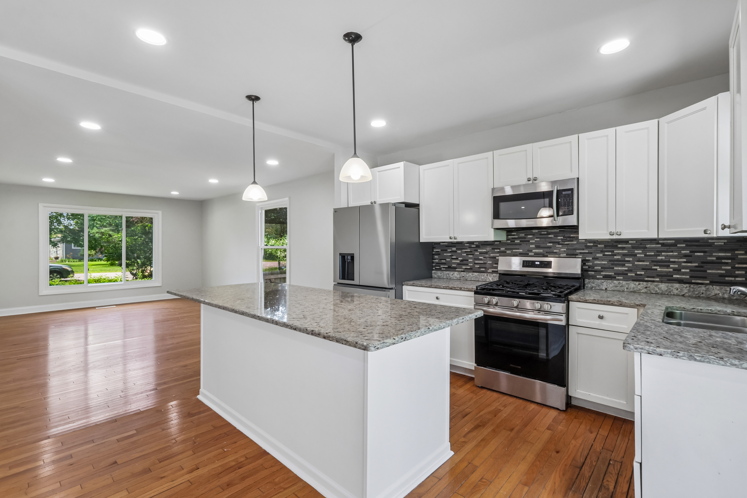 Photo 2 of 38 of 520 Woodlyn Dr, Aurora, IL